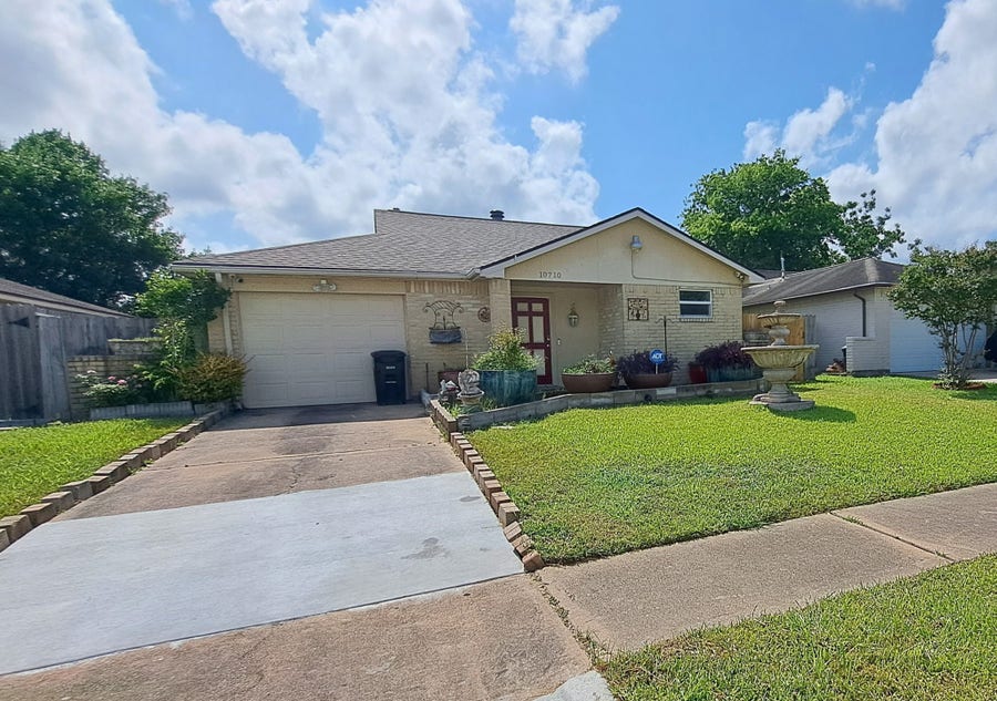 Property photo for 10710 Parkland Woods Dr Drive, Sugar Land, TX