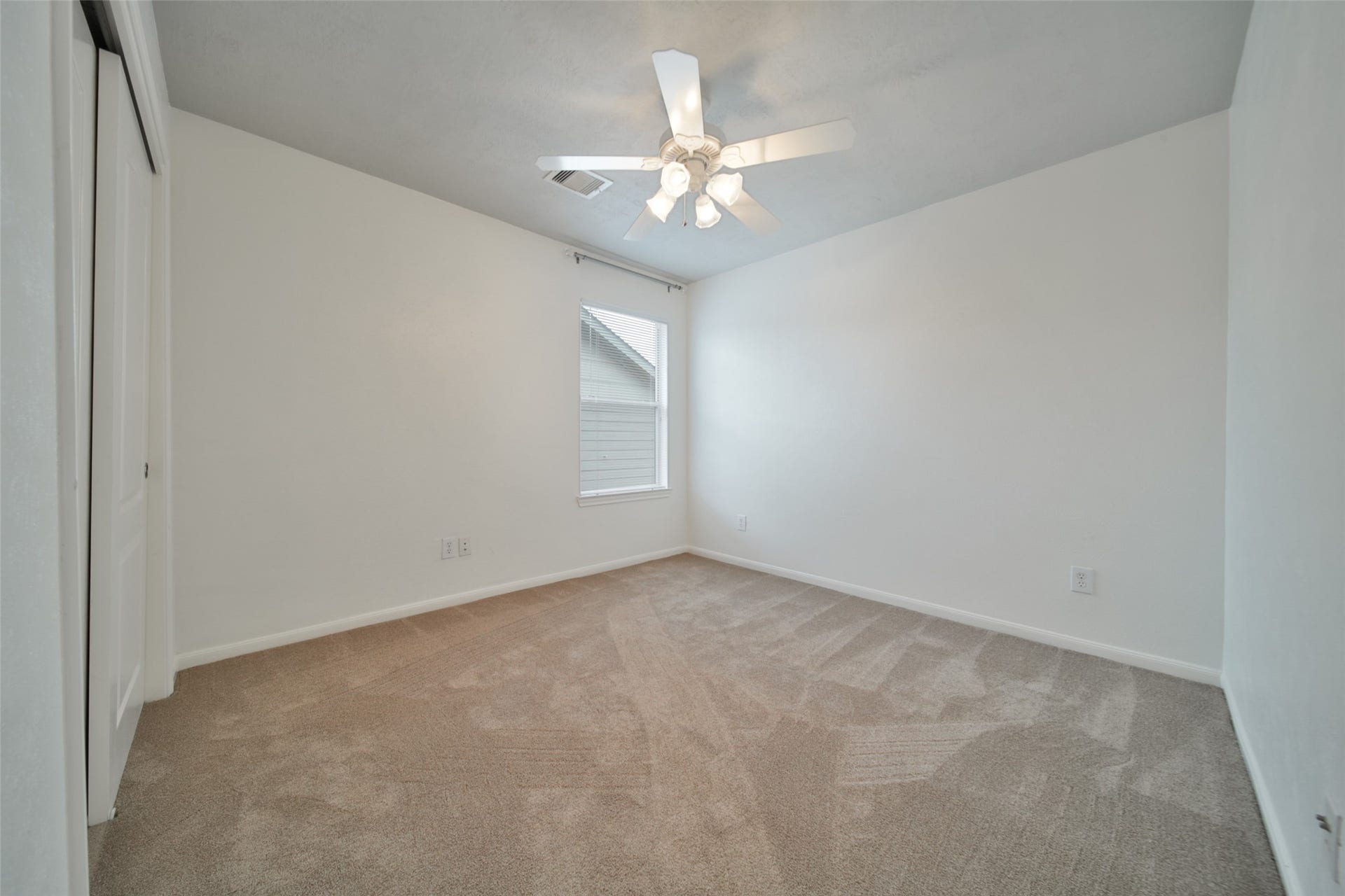 Secondary bedroom.