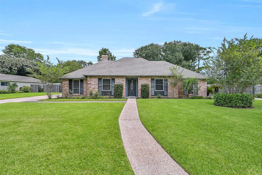 Property photo for 705 Quaker Drive, Friendswood, TX