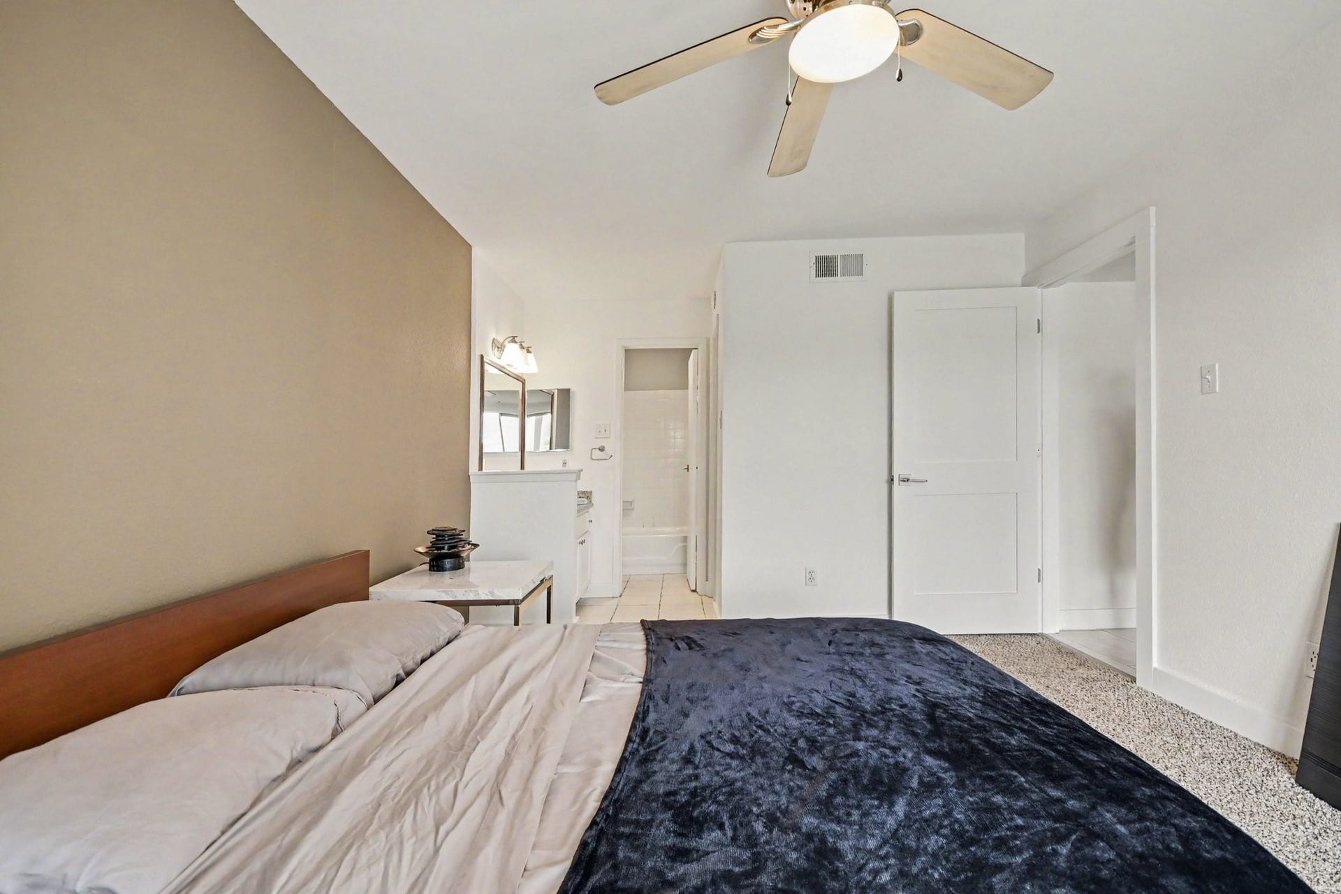 18511 Egret Bay Boulevard, #102, Webster, TX 77058 Primary suite with adjoining bath