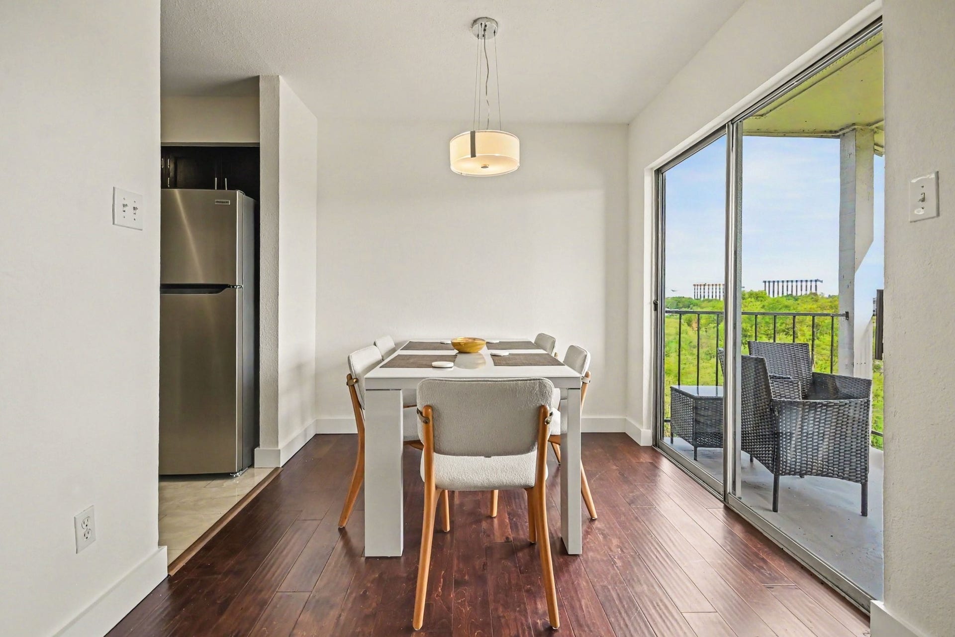 18511 Egret Bay Boulevard, #102, Webster, TX 77058 Dining area overlooking the waterfront