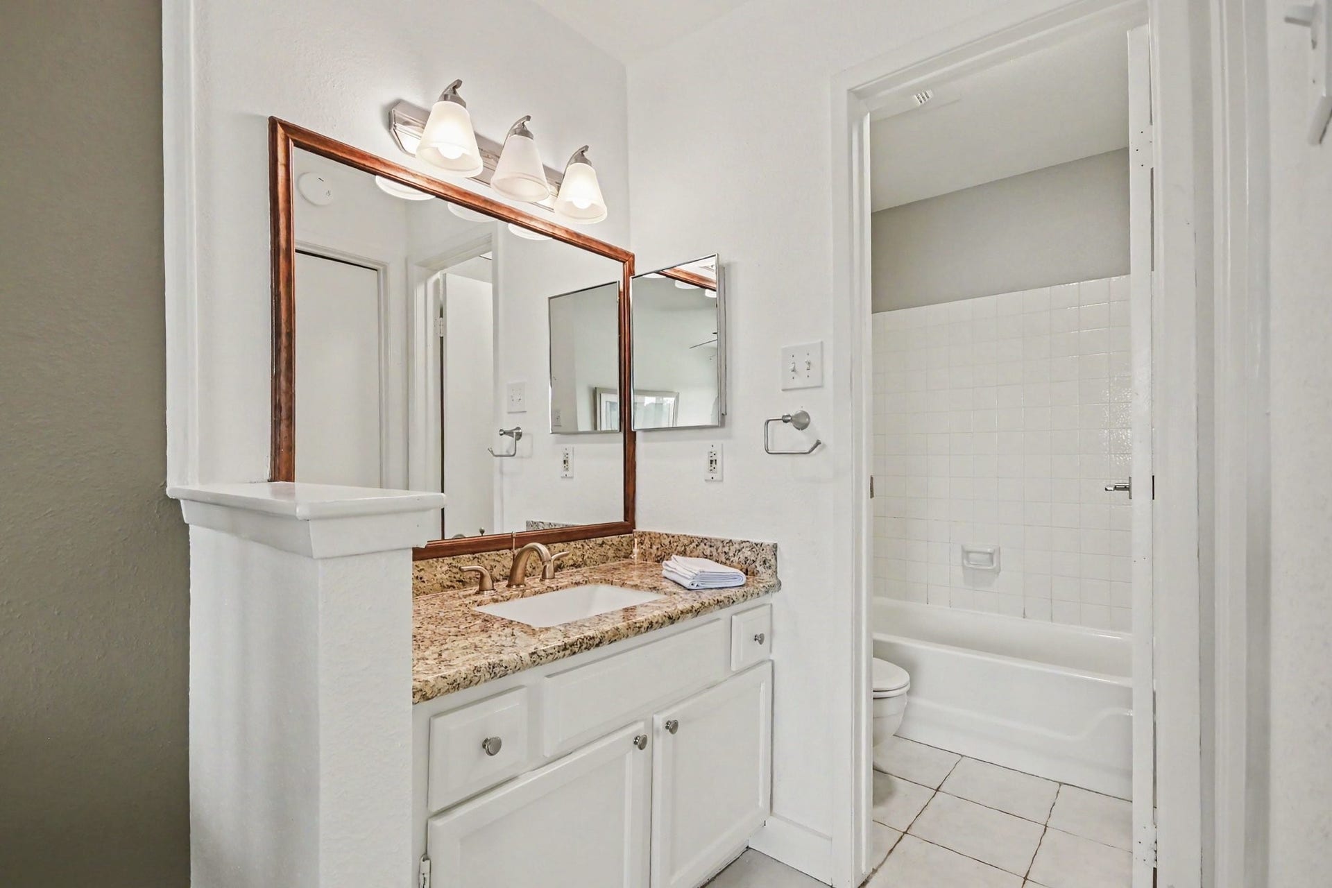 18511 Egret Bay Boulevard, #102, Webster, TX 77058 Primary bath vanity with granite countertop