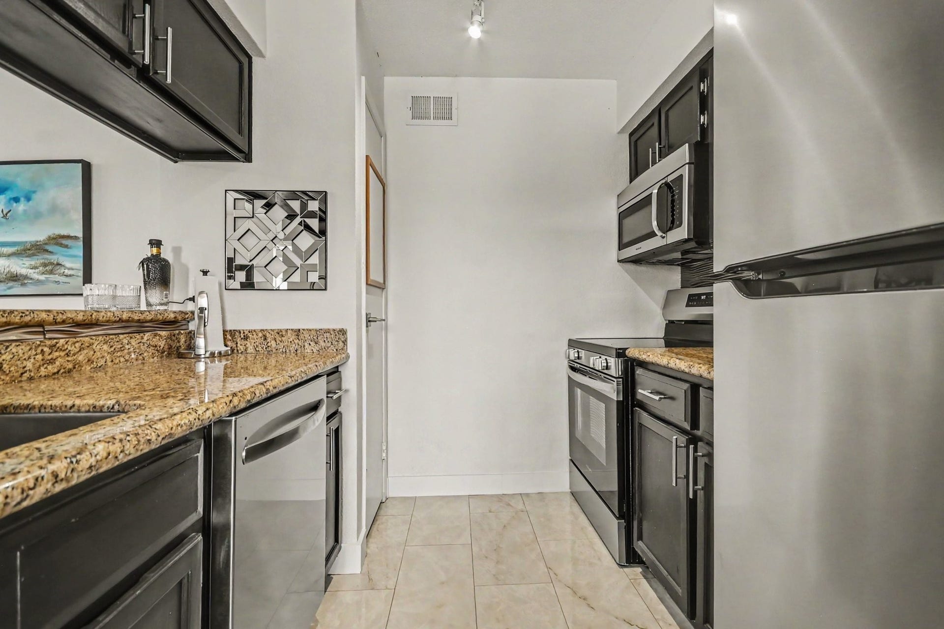 18511 Egret Bay Boulevard, #102, Webster, TX 77058 Kitchen with ample cabinet and counter space