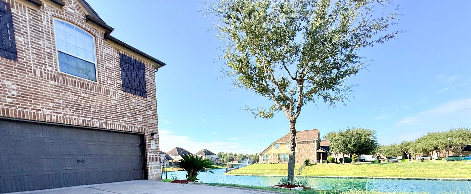 3951 Amalfi Shores Court, Missouri City, TX 77459 cul-de-sac on th lakecul-de-sac on the lake w/epoxy garage paint