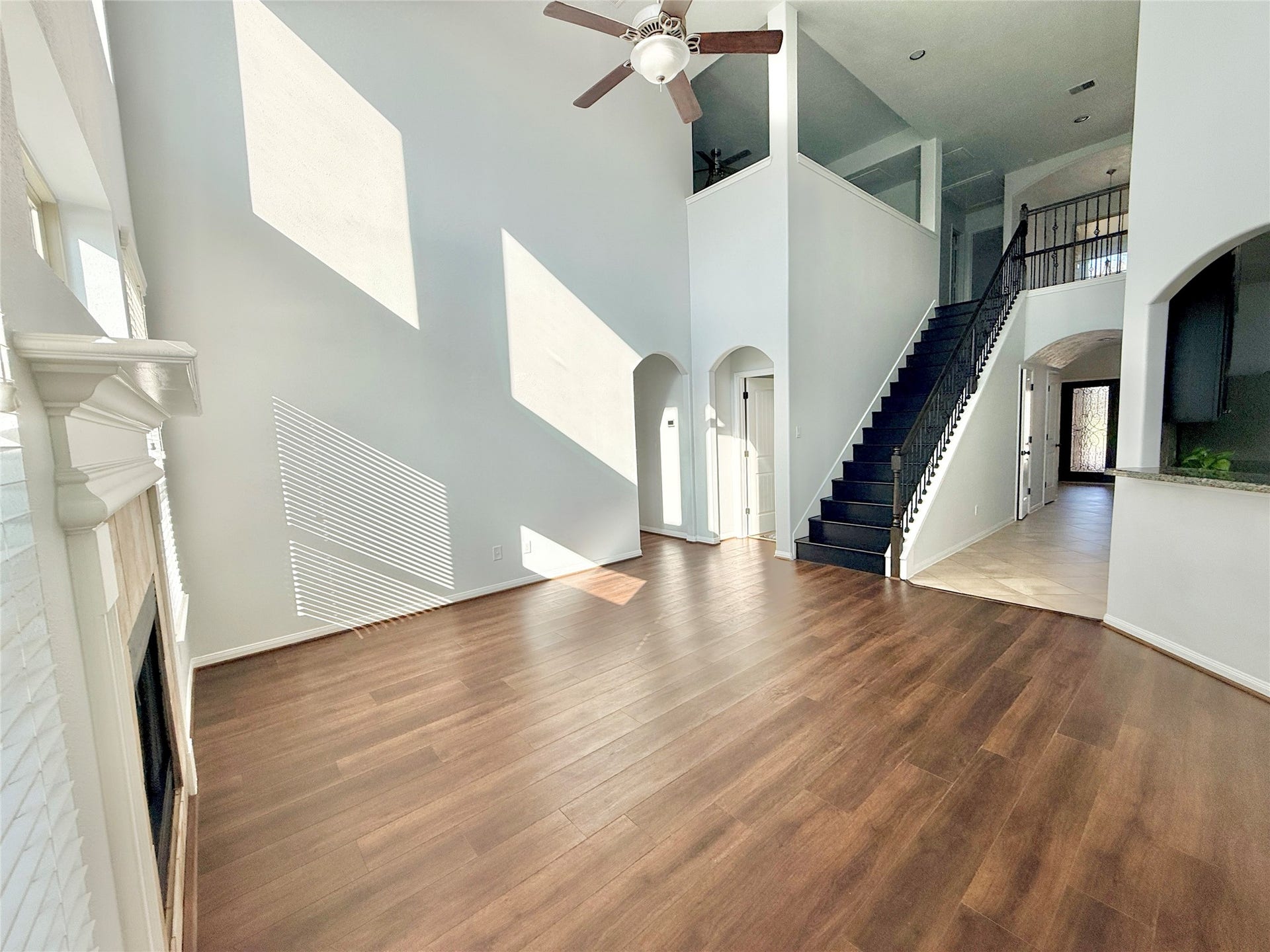 3951 Amalfi Shores Court, Missouri City, TX 77459 extra high ceiling open living on the lake