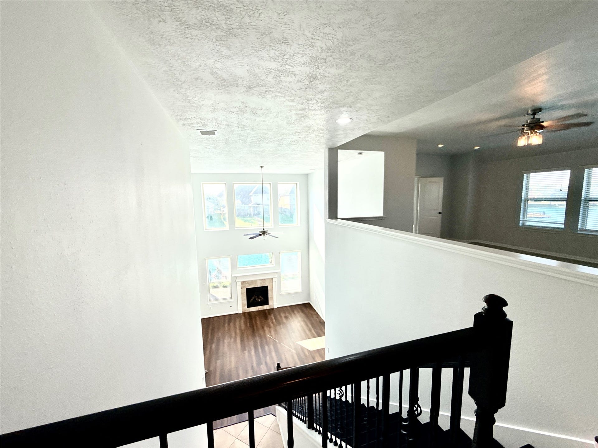 3951 Amalfi Shores Court, Missouri City, TX 77459 catwalk to living/game room