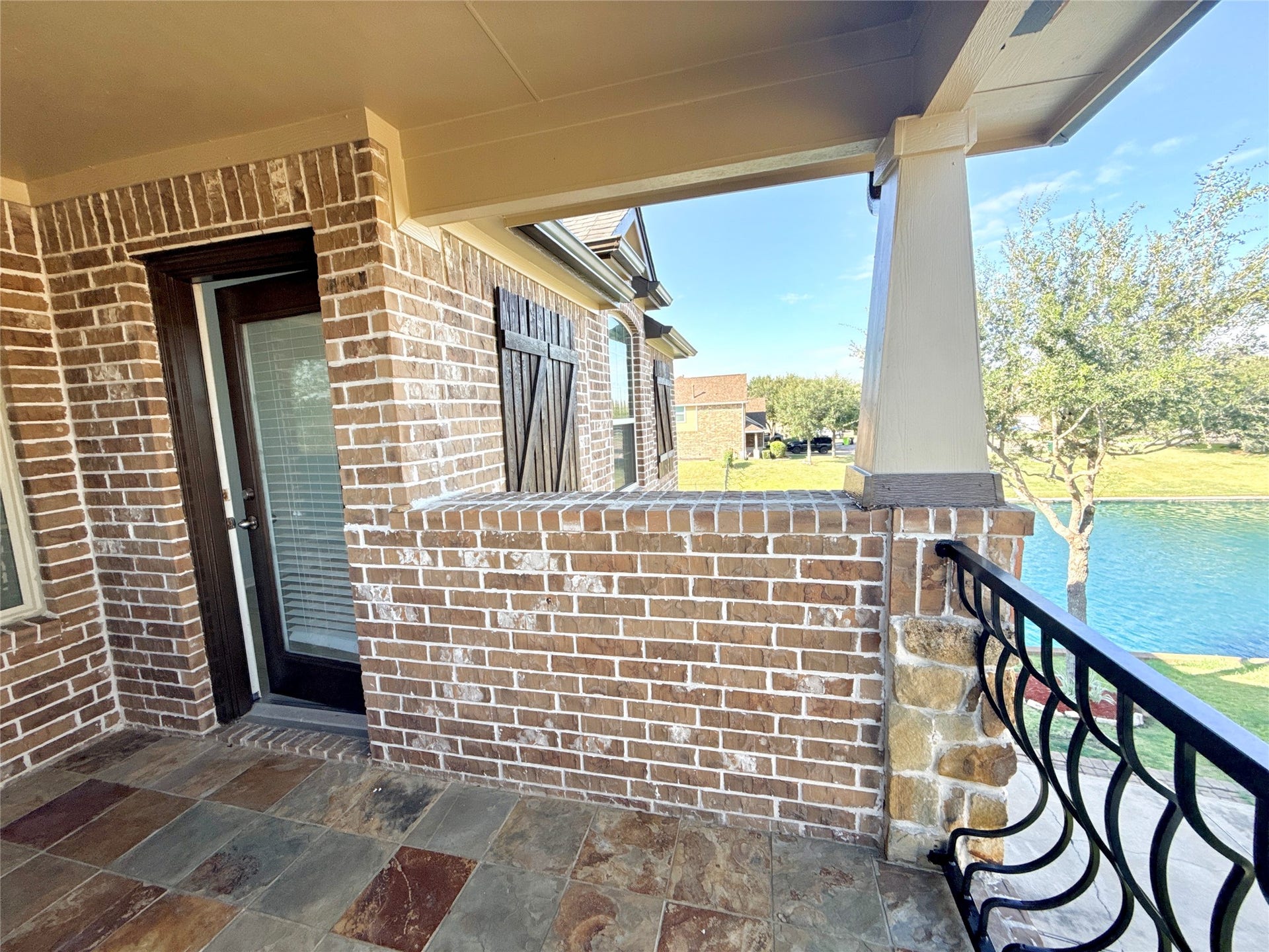 3951 Amalfi Shores Court, Missouri City, TX 77459 cul-de-sac on the lake w/epoxy garage paint