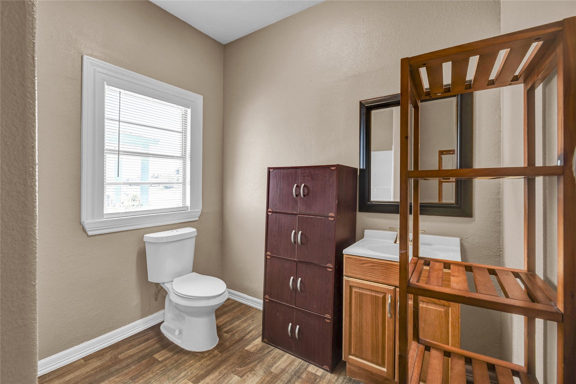 722 W Broad Street, Freeport, TX 77541 722 W Broad Street, Freeport, TX 77541