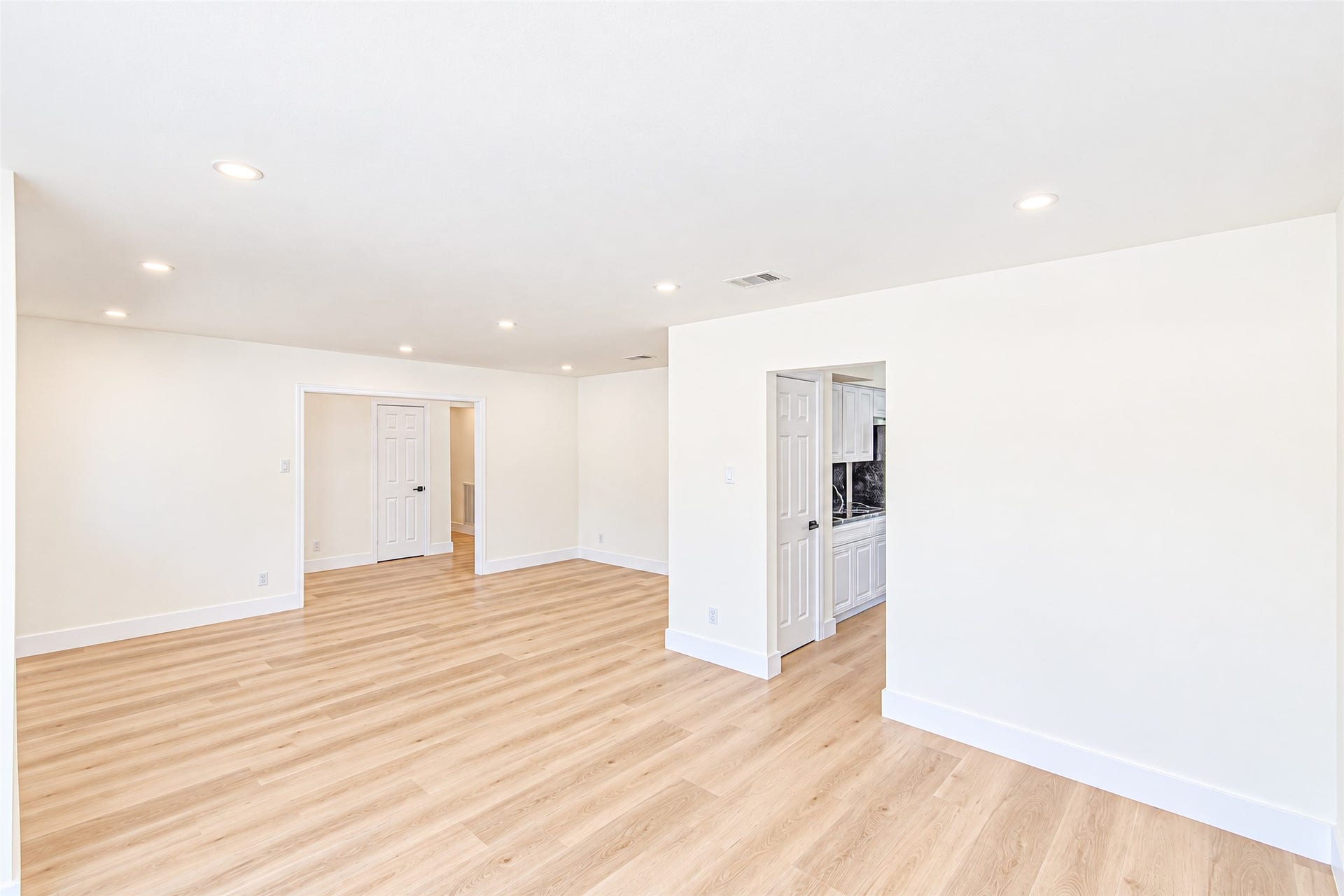 7623 Braes Meadow Drive, Houston, TX 77071 Bright and inviting, this spacious dining room boasts luxury vinyl flooring and seamless kitchen access, ideal for entertaining and everyday gatherings.