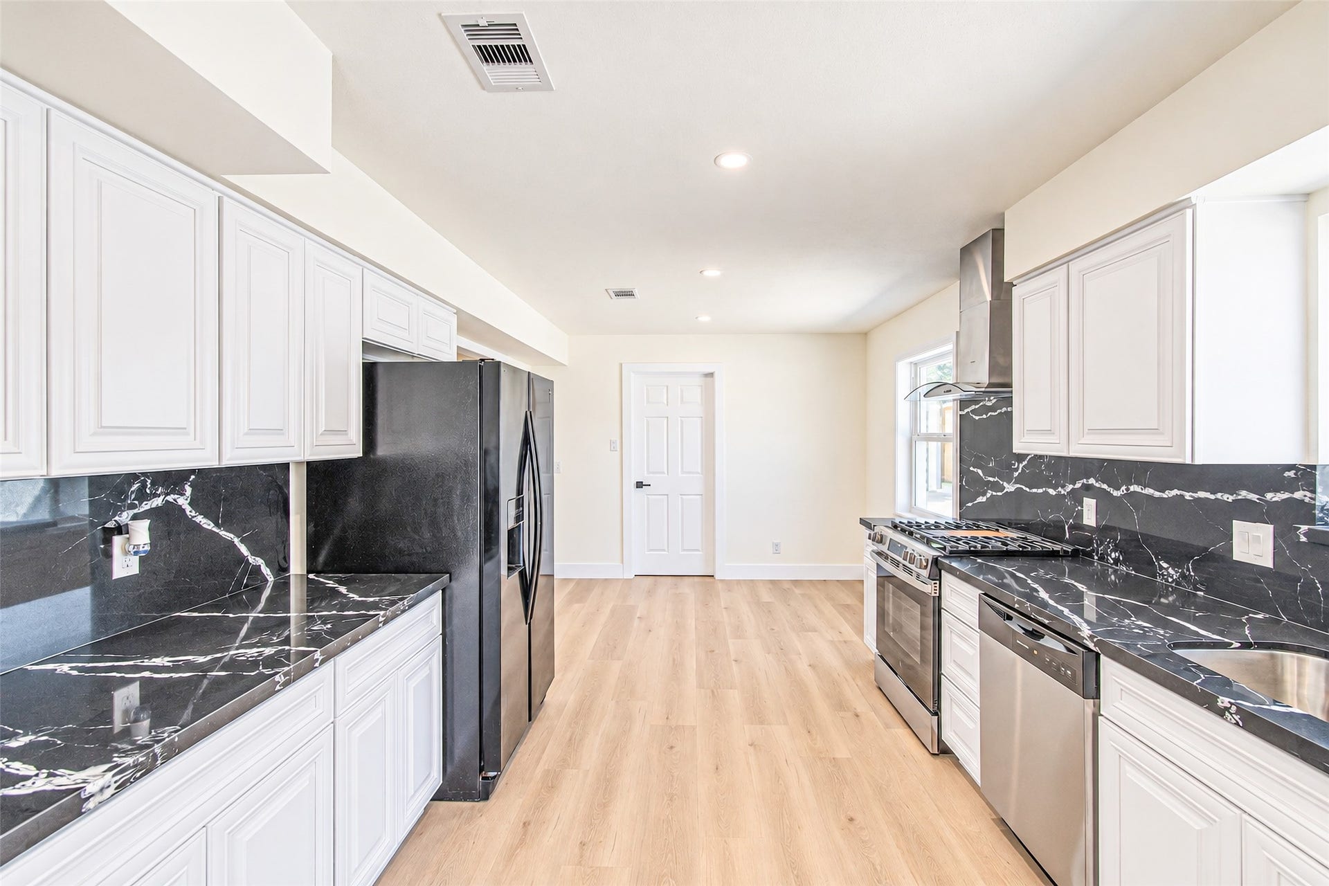 7623 Braes Meadow Drive, Houston, TX 77071 Discover modern elegance in this bright, open kitchen featuring sleek quartz countertops and backsplash.