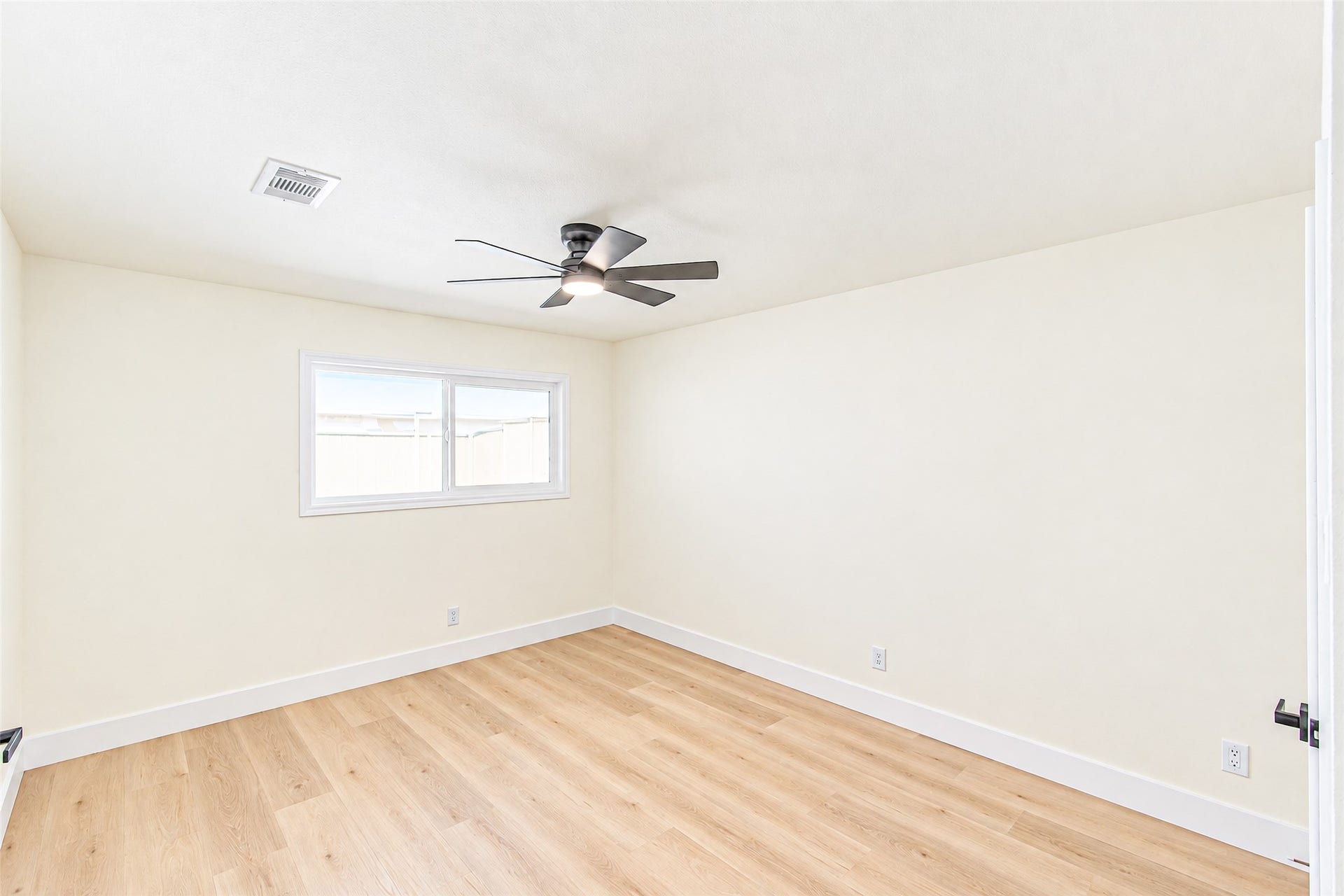 7623 Braes Meadow Drive, Houston, TX 77071 Bedroom 4 offers a bright and airy space with luxury vinyl flooring and a modern ceiling fan, perfect for relaxation.