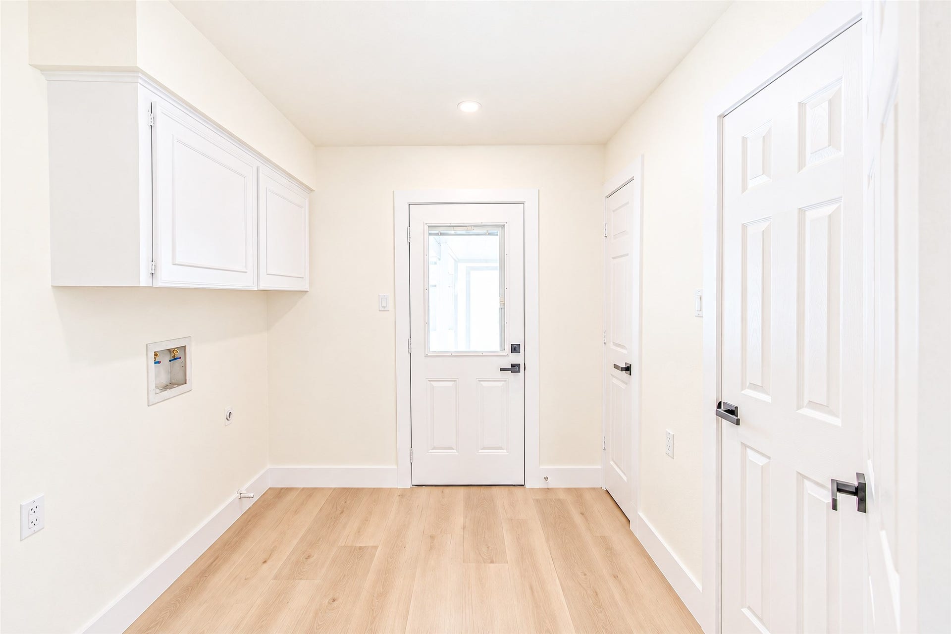 7623 Braes Meadow Drive, Houston, TX 77071 Bright and spacious, this pristine laundry room features modern cabinetry and sleek flooring, offering both functionality and style.
