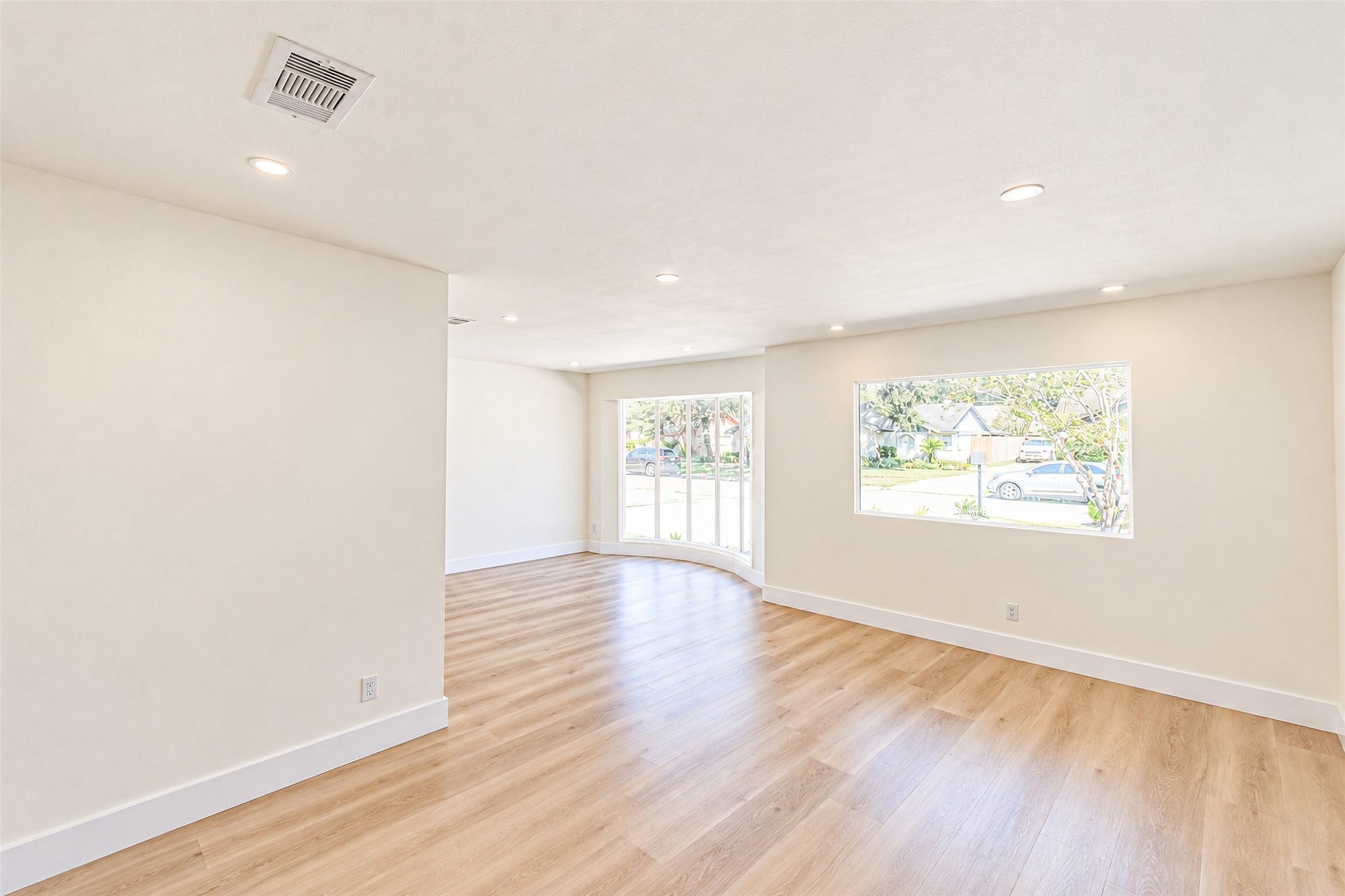 7623 Braes Meadow Drive, Houston, TX 77071 The bright and inviting dining room, with expansive windowsluxury vinyl flooring, offers the perfect setting for memorable gatherings.