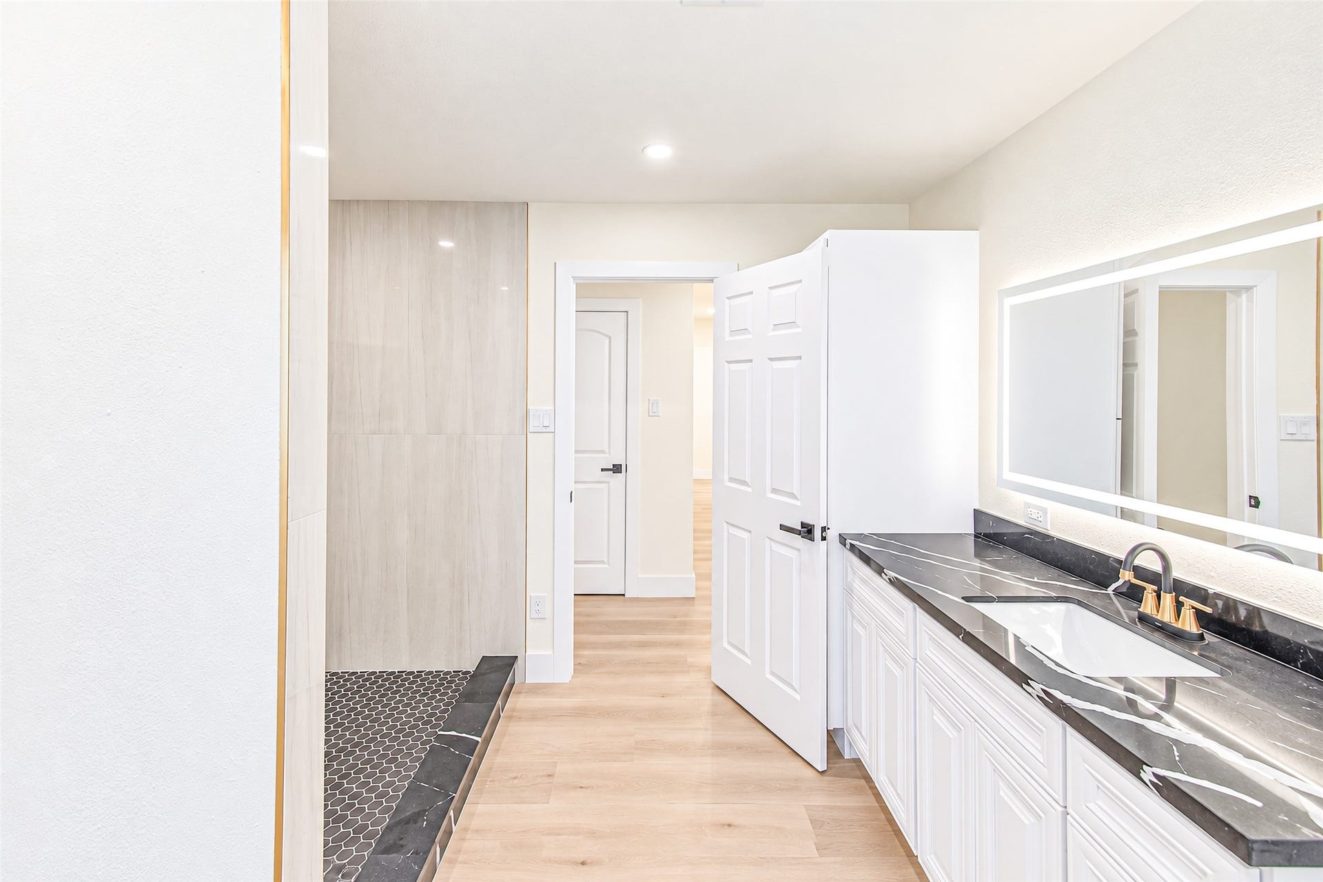 7623 Braes Meadow Drive, Houston, TX 77071 Experience convenience and style in this elegant Jack and Jill bathroom, featuring sleek modern finishes and dual access for seamless shared living.