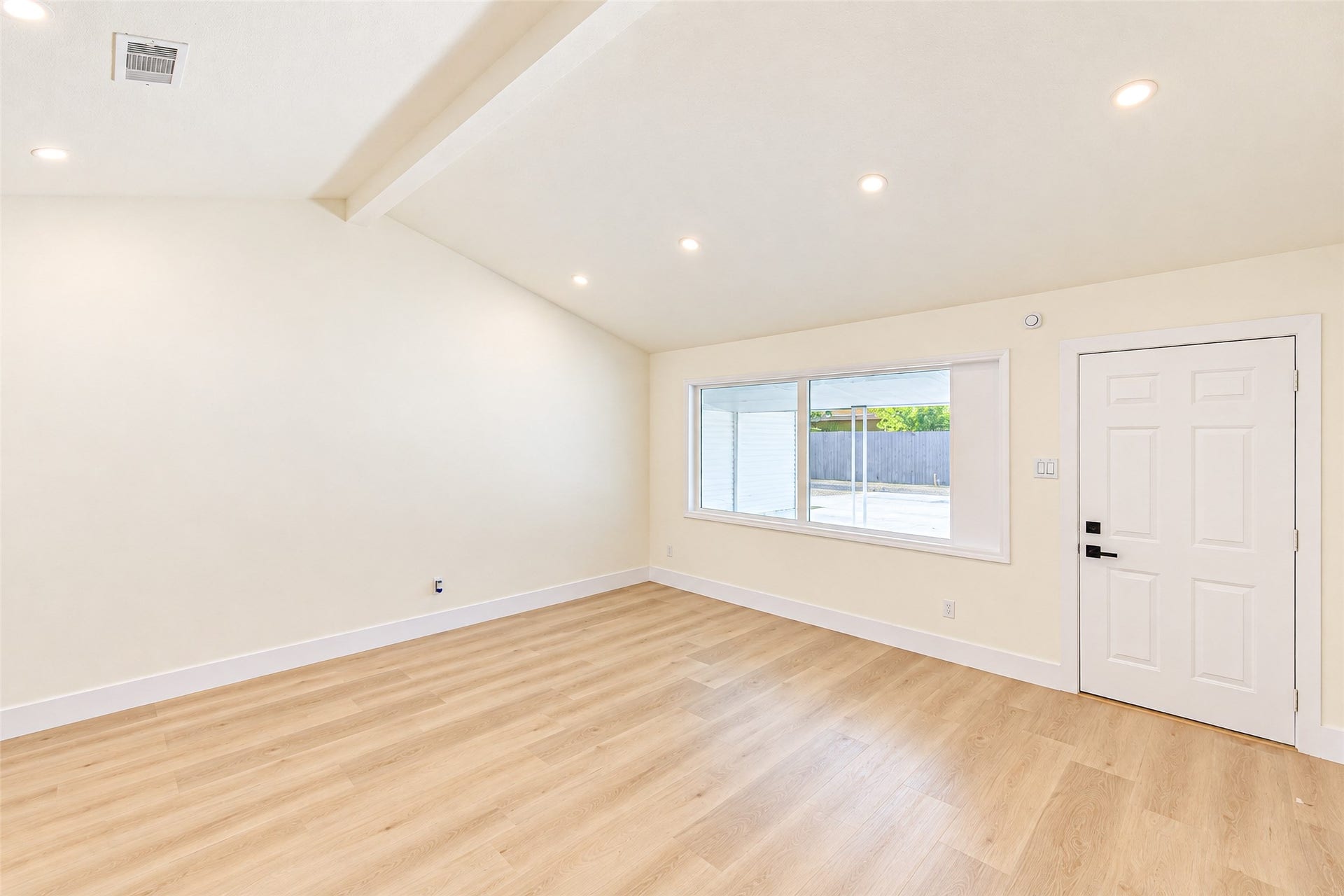 7623 Braes Meadow Drive, Houston, TX 77071 Experience the perfect blend of elegance and comfort in this bright, airy living space featuring vaulted ceilings, recessed lighting, large windows, and luxury vinyl flooring