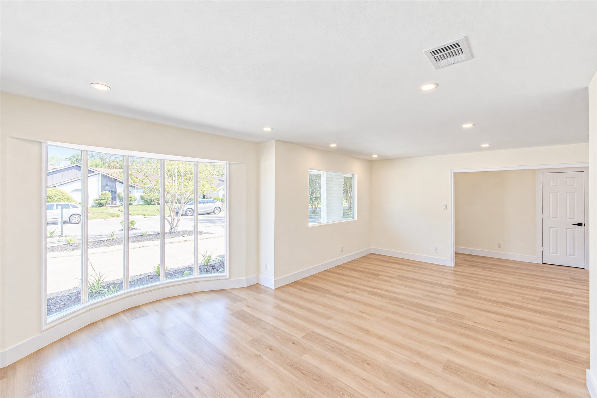 7623 Braes Meadow Drive, Houston, TX 77071 Flooded with natural light through expansive windows, this bright and inviting dining room is perfect for gatherings.