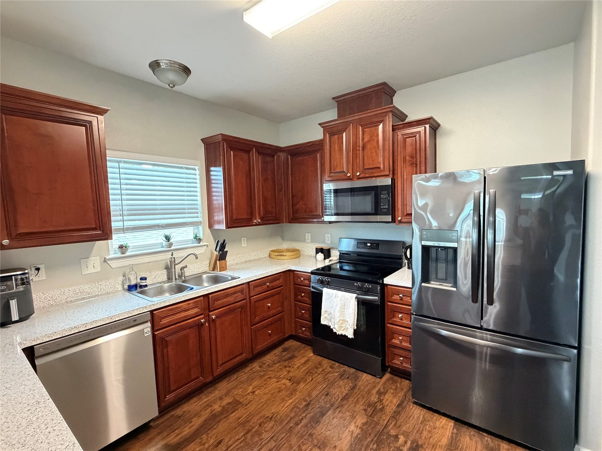 1130 10th Street, Dickinson, TX 77539 1130 10th Street, Dickinson, TX 77539