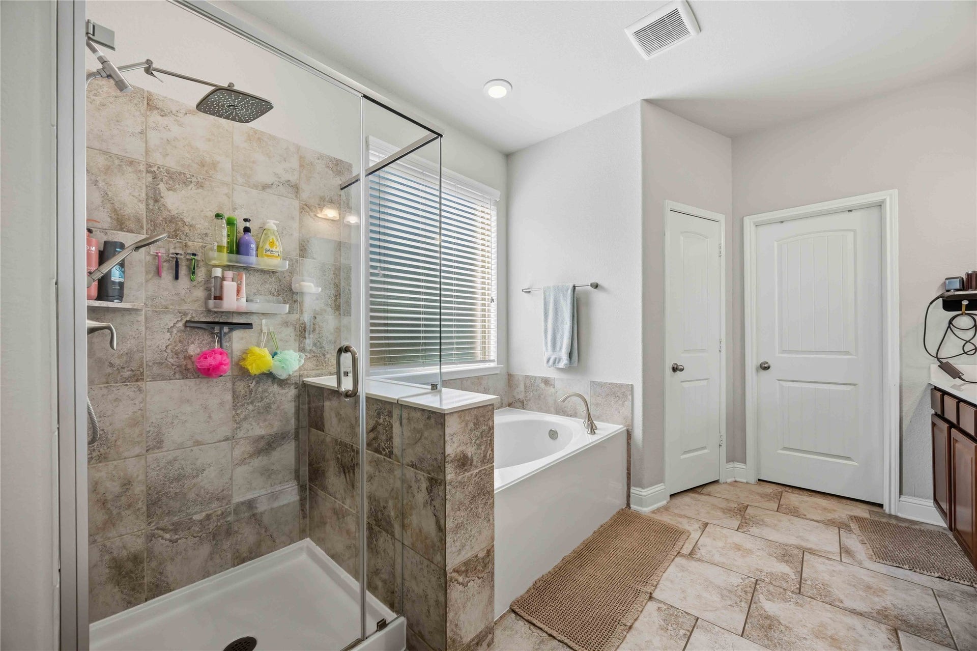 3152 Copeland Bend, Conroe, TX 77301 The primary bath feels like a spa, with a glass-enclosed shower and a soaking tub.