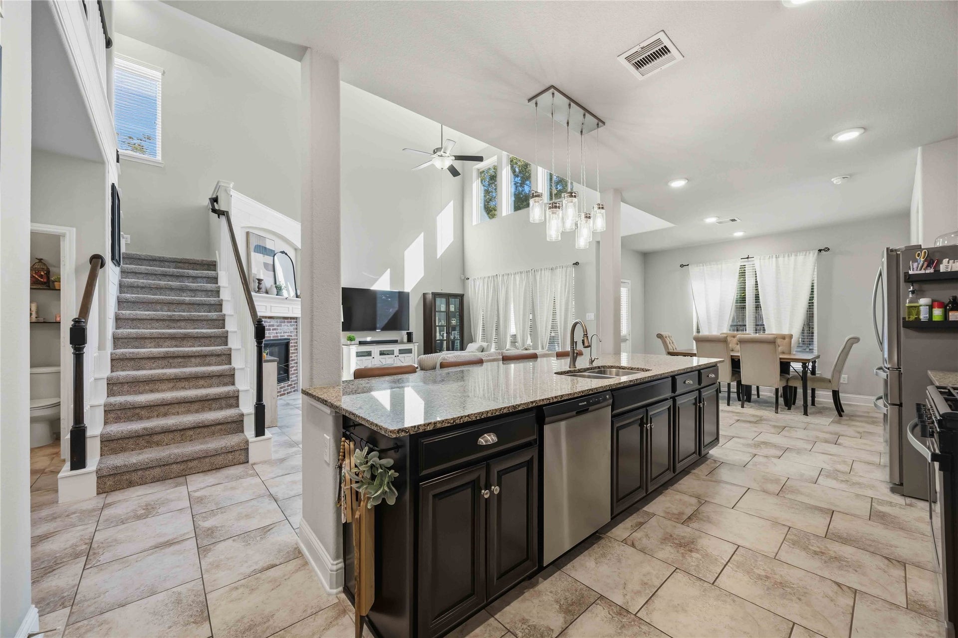 3152 Copeland Bend, Conroe, TX 77301 A spacious island keeps the cook in the conversation while you take in the whole main living space.