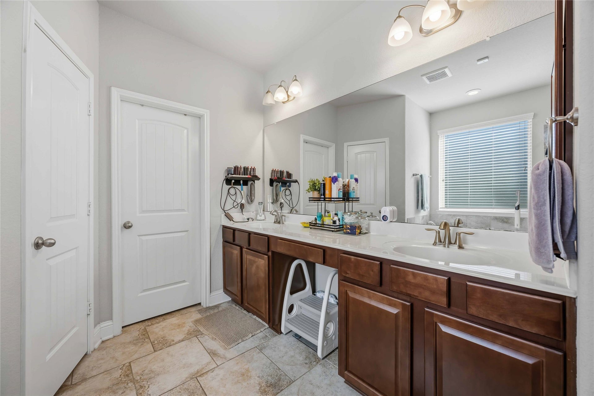 3152 Copeland Bend, Conroe, TX 77301 Double vanities with plenty of cabinet space make busy mornings run smoothly.