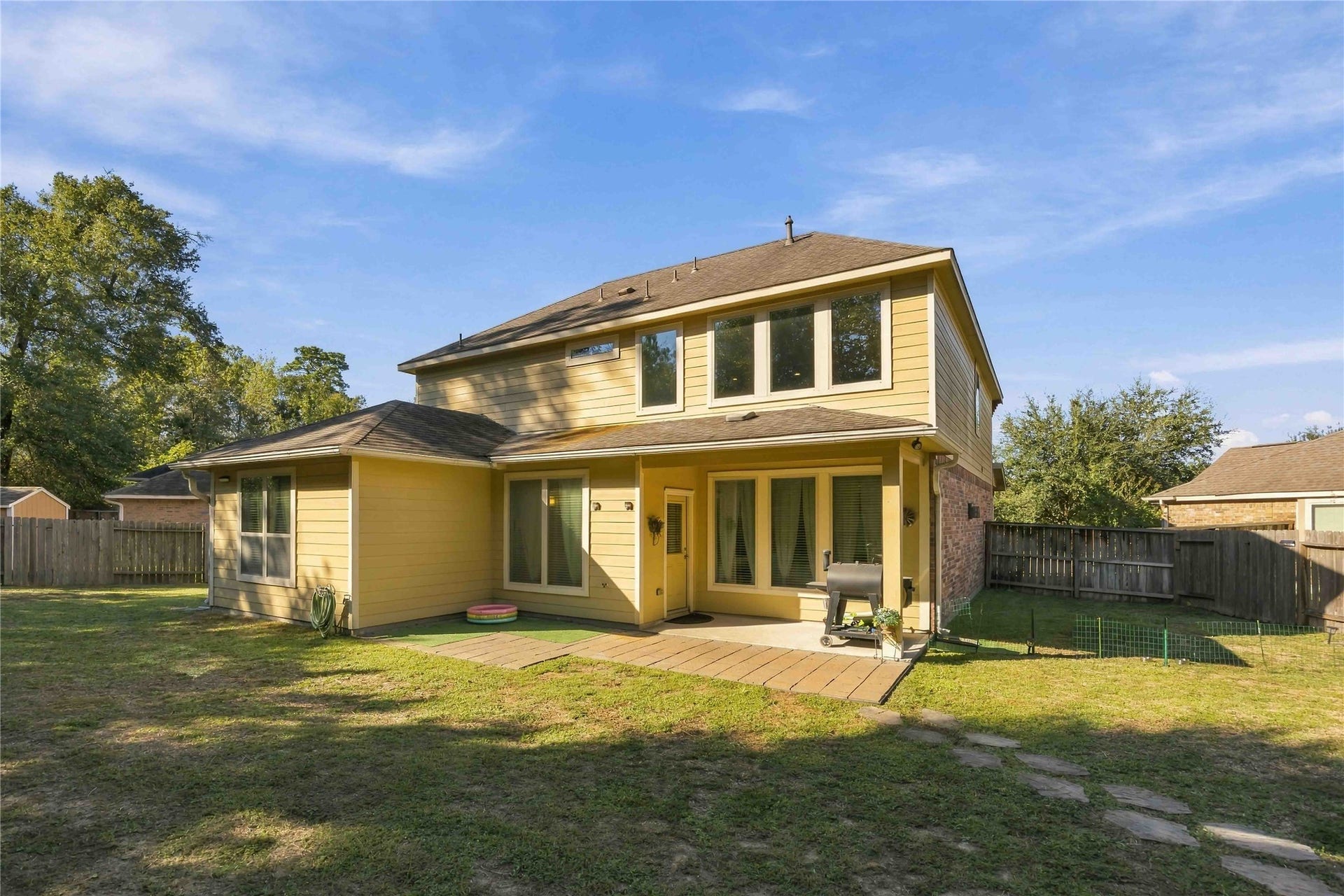 3152 Copeland Bend, Conroe, TX 77301 Out back, a covered patio extends your living space into the fresh air.