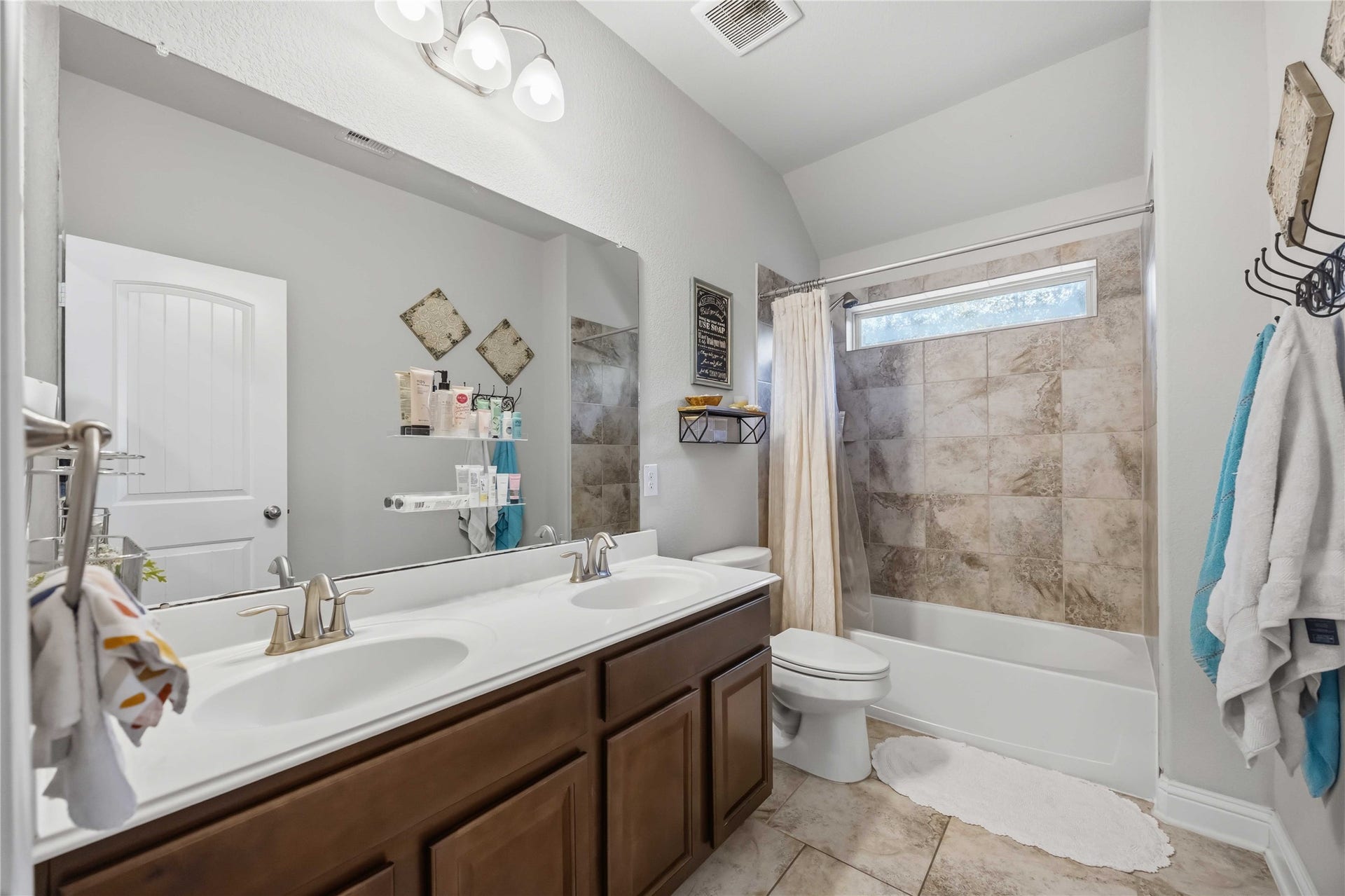 3152 Copeland Bend, Conroe, TX 77301 The secondary bath keeps things easy with a shower and tub combo.