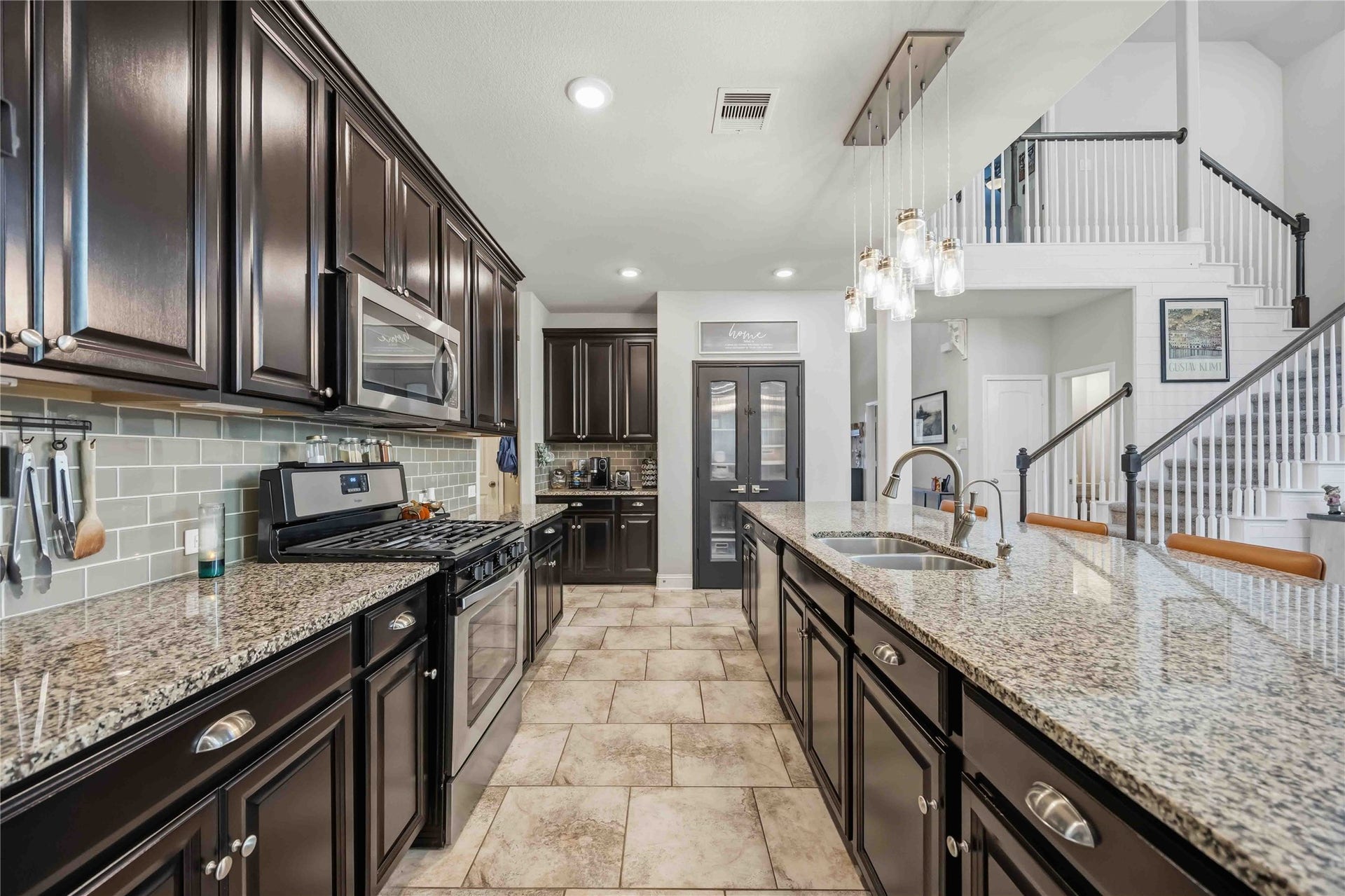 3152 Copeland Bend, Conroe, TX 77301 Granite countertops, a modern backsplash, and rich cabinetry give this gourmet kitchen its polish.