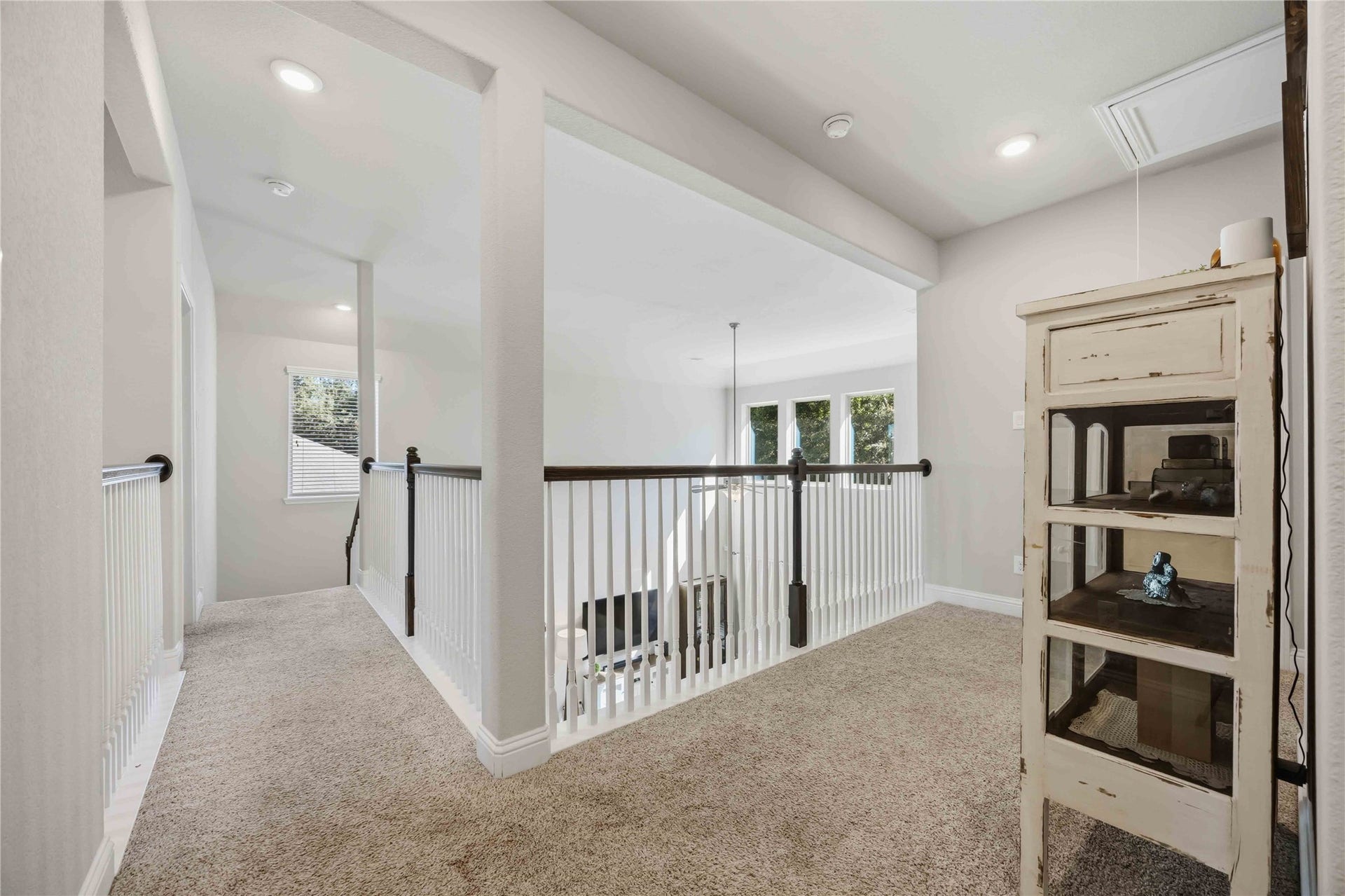 3152 Copeland Bend, Conroe, TX 77301 An open-railed landing connects the upstairs and looks out over the two-story living space.