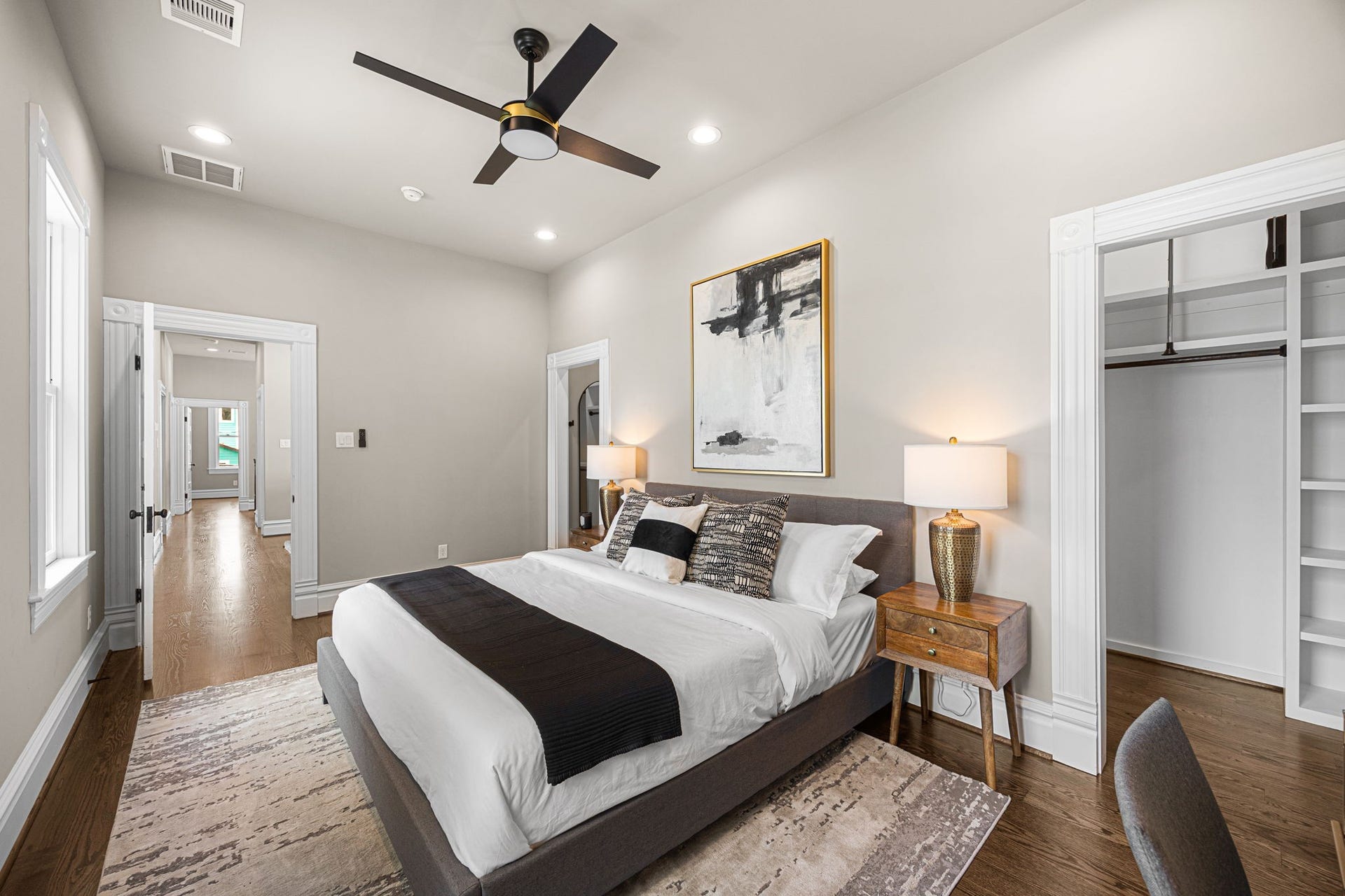 1521 Ovid Street, Houston, TX 77007 Welcome to the primary bedroom suite!
