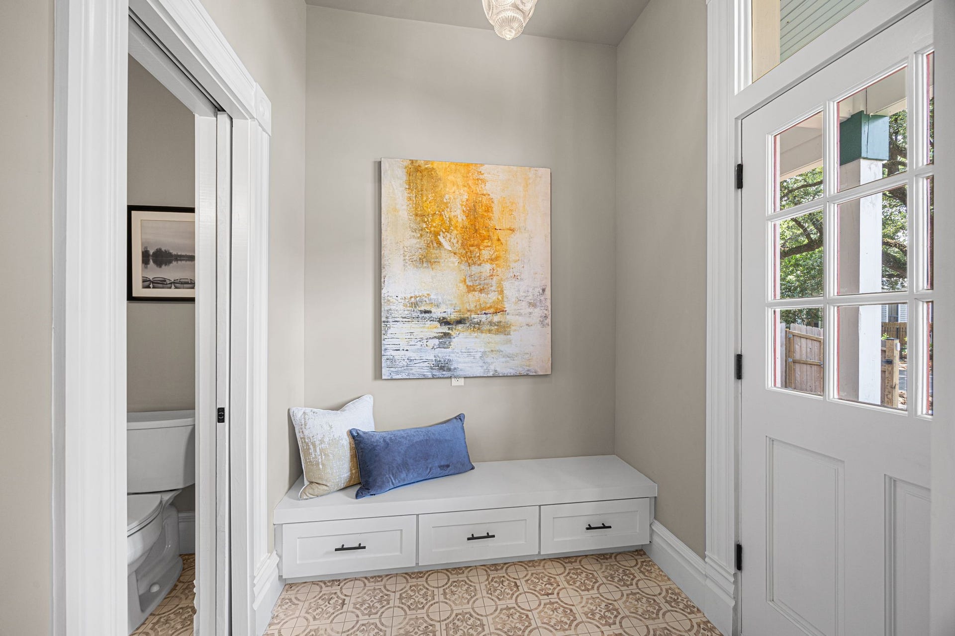 1521 Ovid Street, Houston, TX 77007 Built-in bench and shoe storage by the back door. Efficiency!