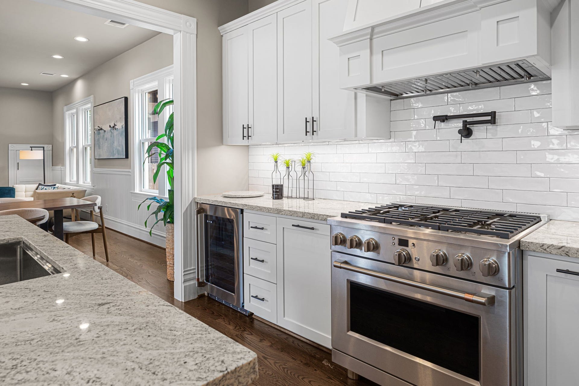 1521 Ovid Street, Houston, TX 77007 Granite countertops, tile backsplash, all site-built custom wood cabinetry with soft close hinges.