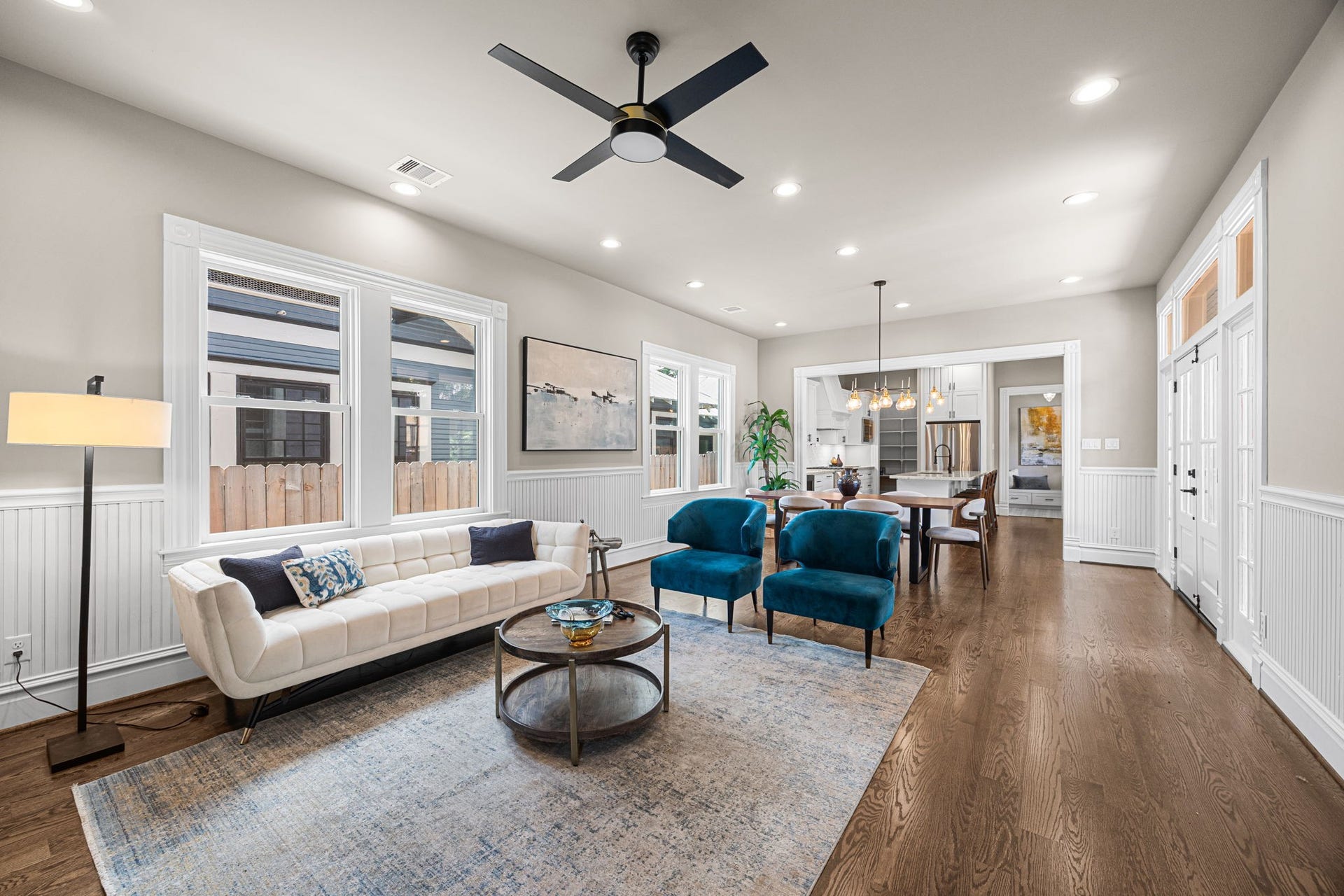 1521 Ovid Street, Houston, TX 77007 Welcome! Enjoy the 1st floor open concept living, with Oak Hardwood floors throughout.