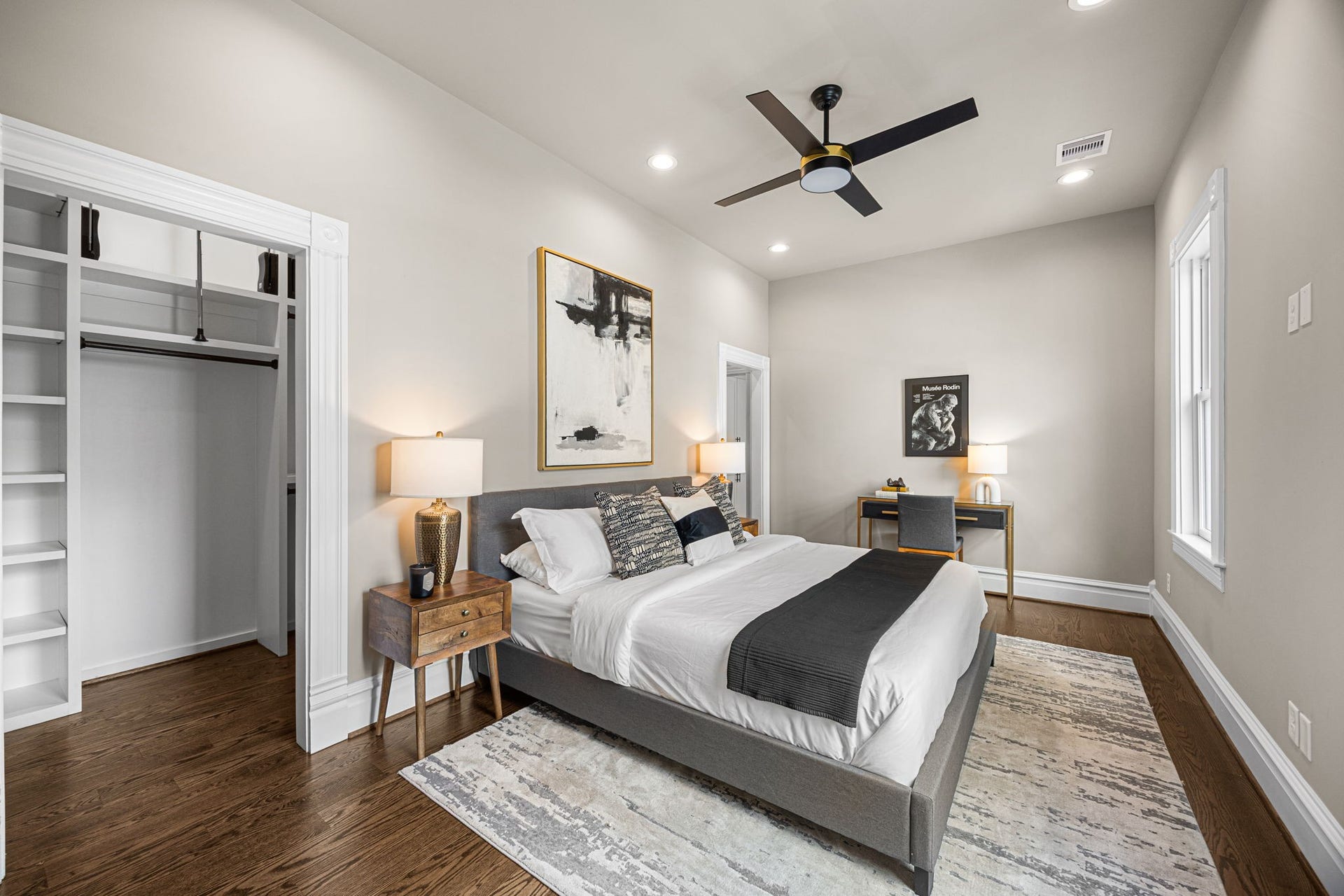 1521 Ovid Street, Houston, TX 77007 The primary suite is tucked away at the back of the home, and offers a peaceful retreat with no other bedrooms sharing walls. Notice the continuation throughout the 2nd floor of the oak hardwoods.
