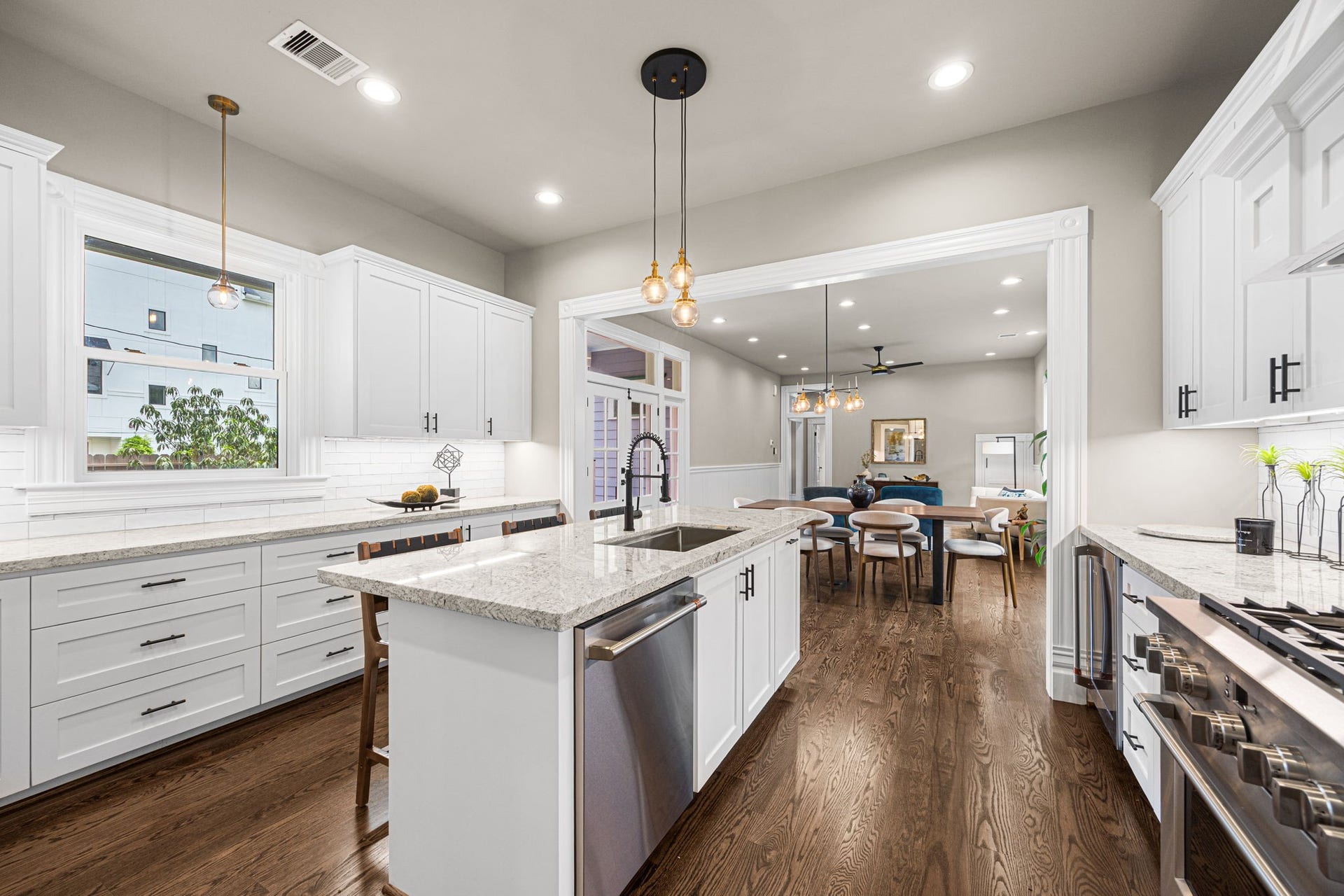 1521 Ovid Street, Houston, TX 77007 The kitchen is truly the heart of this home - both in size, efficiency, finishes...and appliances!