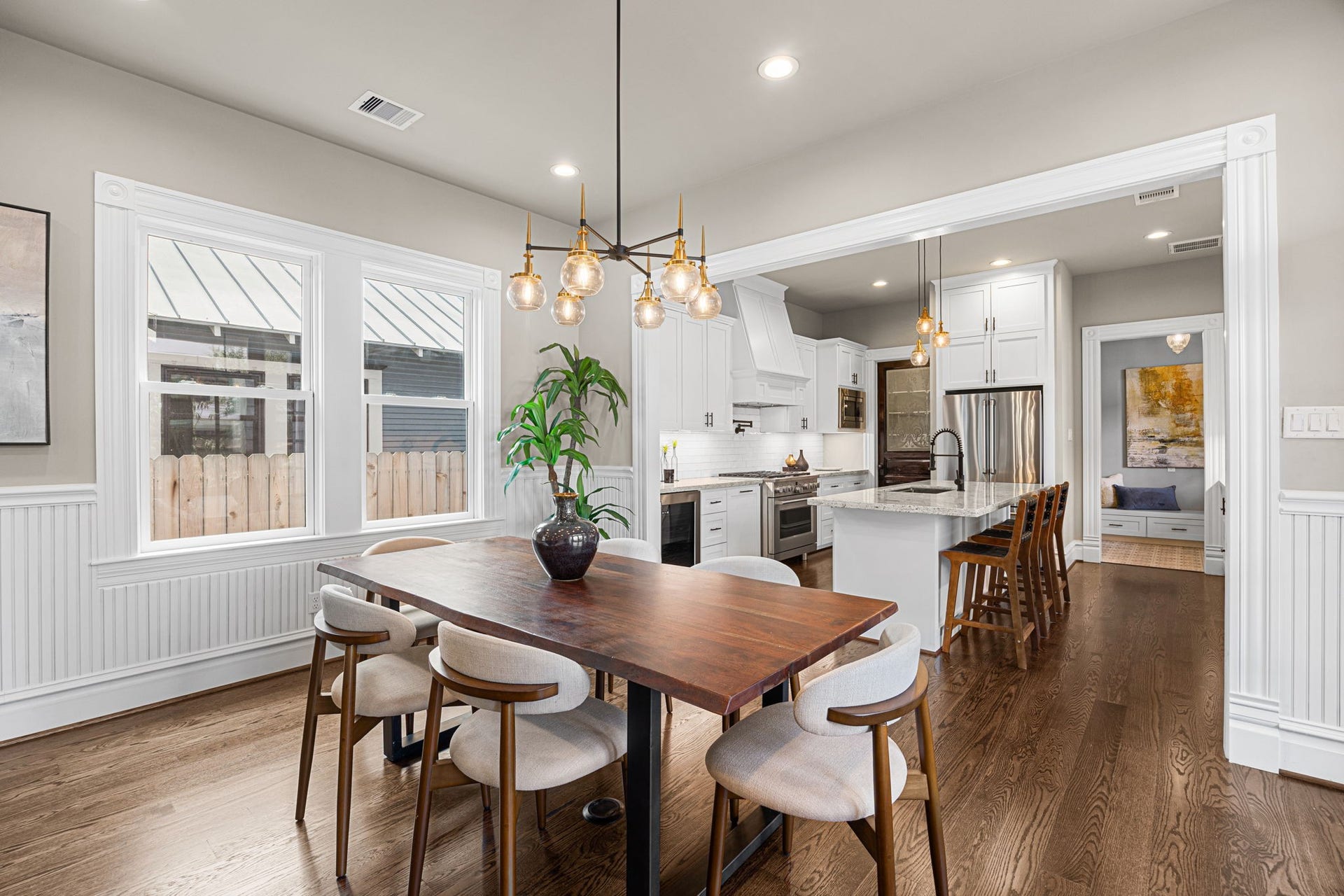 1521 Ovid Street, Houston, TX 77007 Adjacent to the kitchen is your dining area, which can comfortably accommodate seating for 6-10.