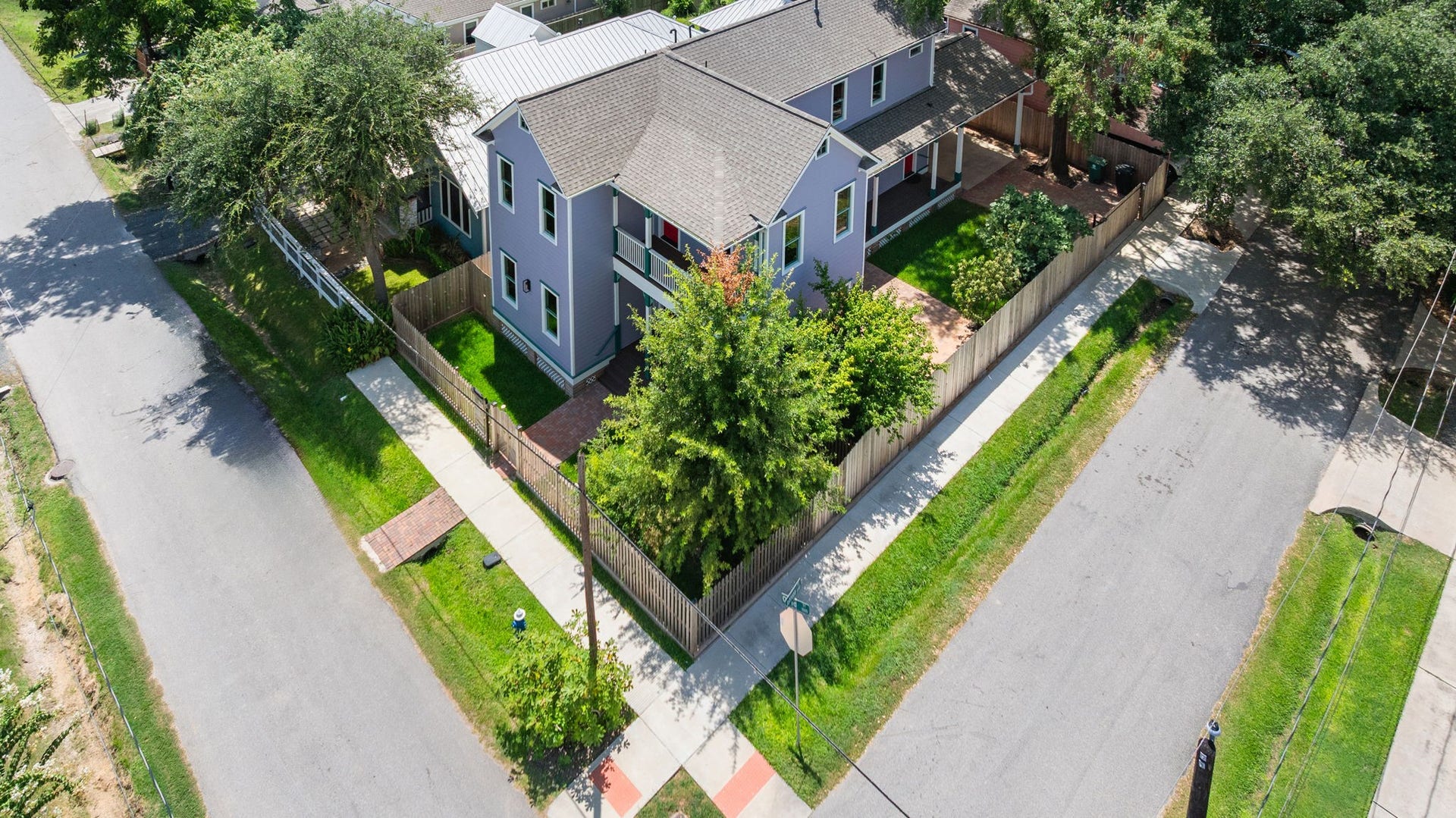 1521 Ovid Street, Houston, TX 77007 Plenty of nearby overflow guest parking. Notice the generous amount of private, fenced-in outdoor space with how the home is situated on the corner lot. The 1500 block of Ovid also benefits from minimum lot size protection.