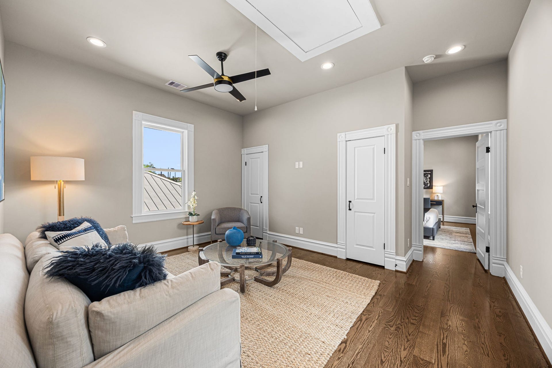 1521 Ovid Street, Houston, TX 77007 The 2nd floor living room area works great as a TV room, kids play area, game room, additional home office.