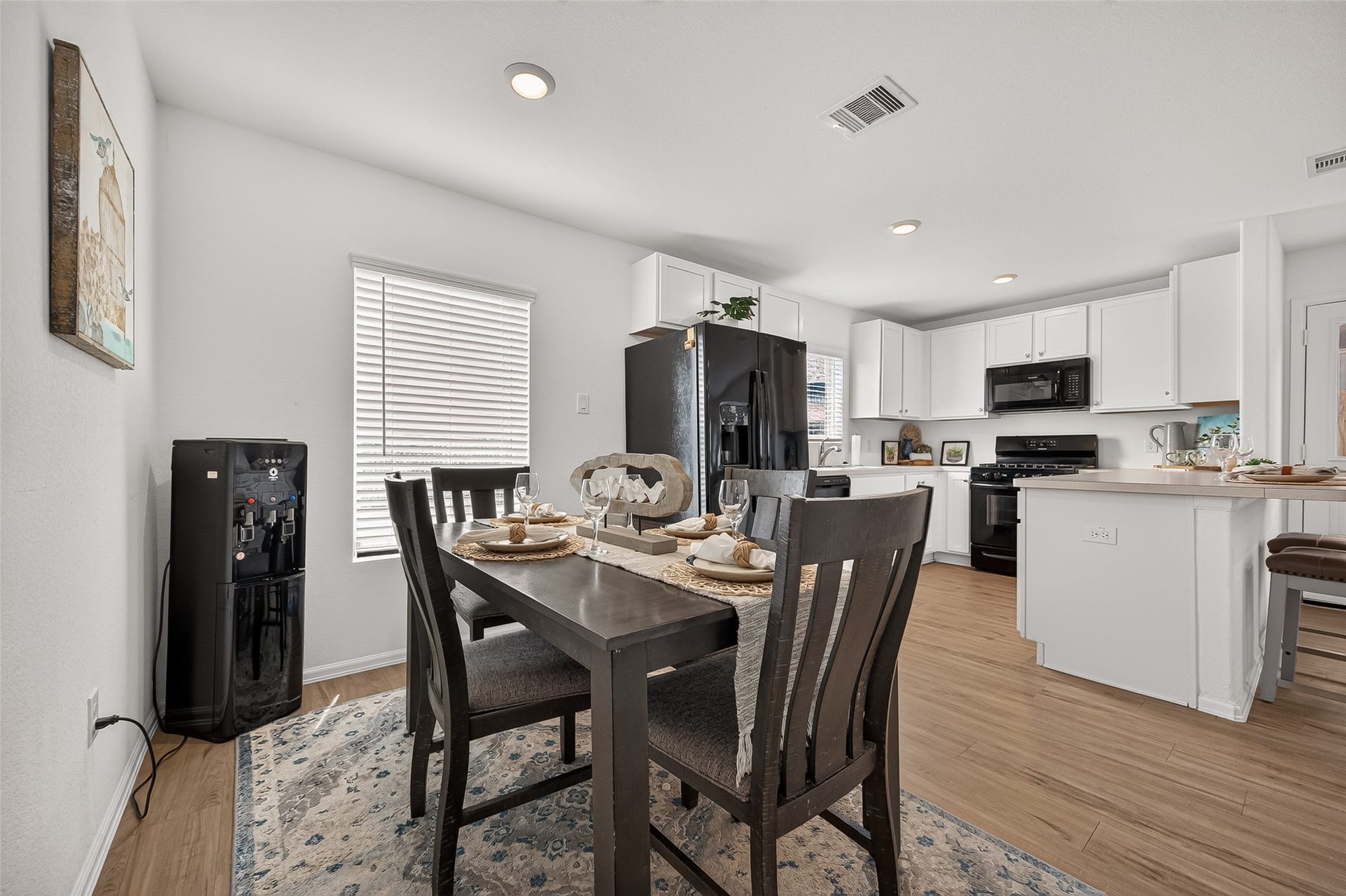 134 Austin Road, Angleton, TX 77515 Dining space
