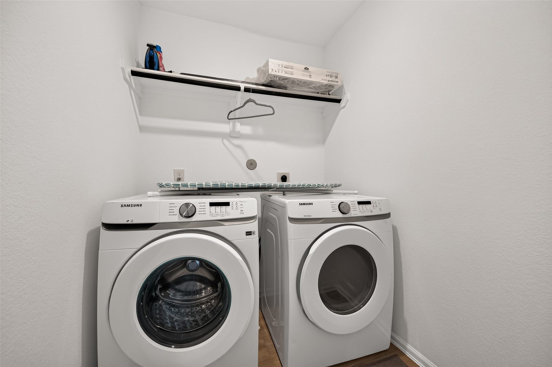 134 Austin Road, Angleton, TX 77515 Upstairs Laundry room