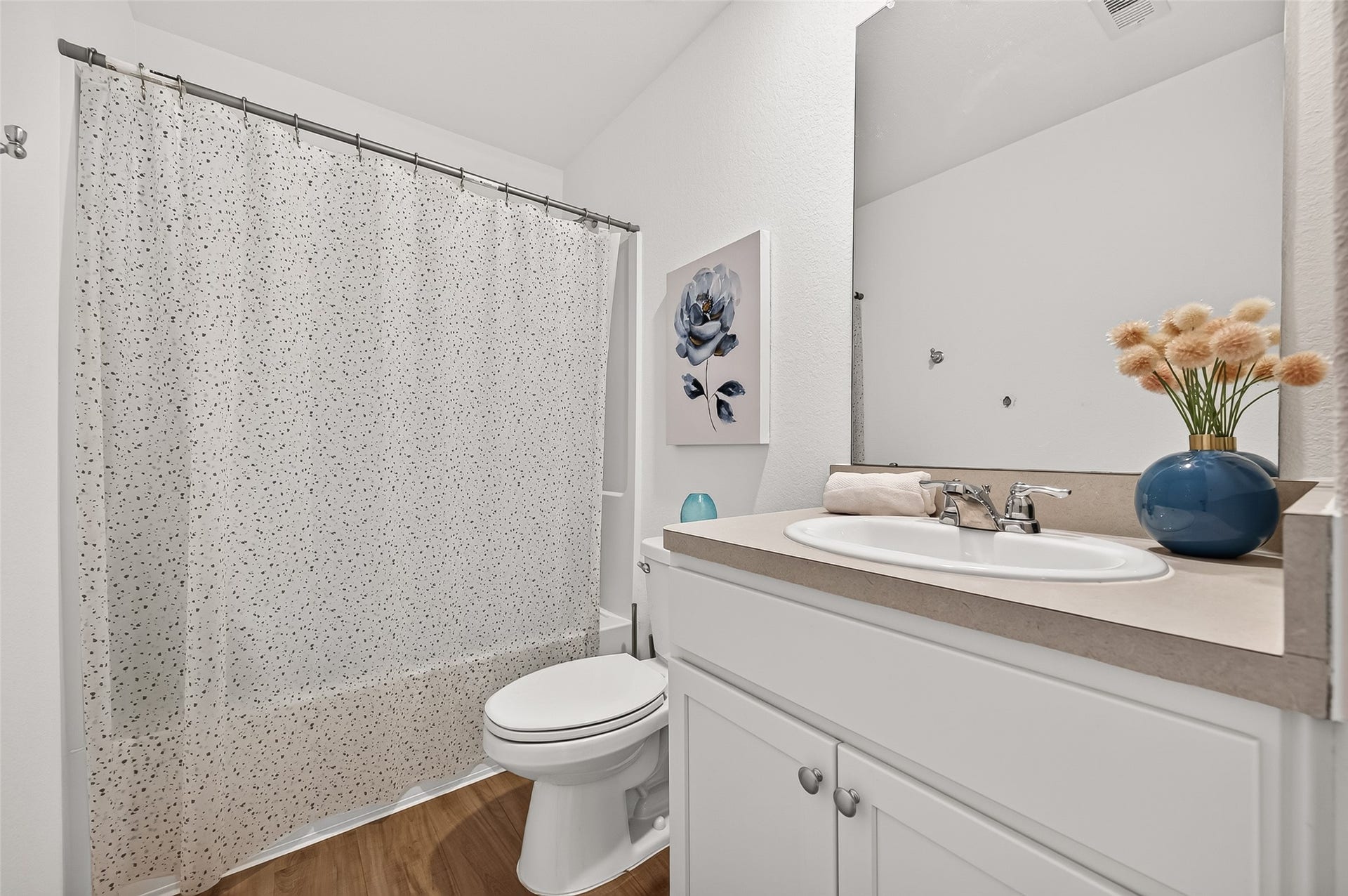 134 Austin Road, Angleton, TX 77515 Upstairs secondary bathroom