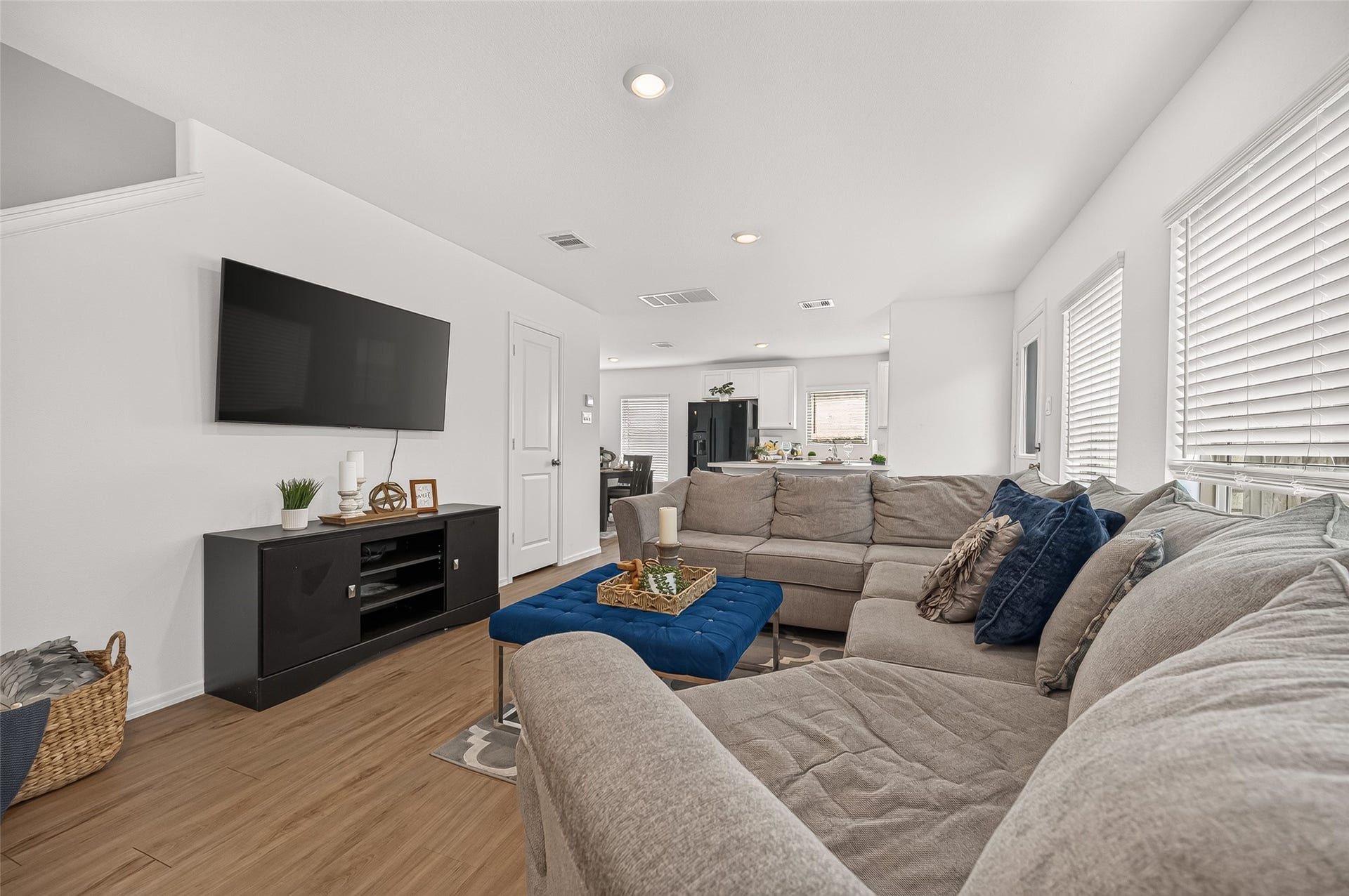 134 Austin Road, Angleton, TX 77515 Living room space 2