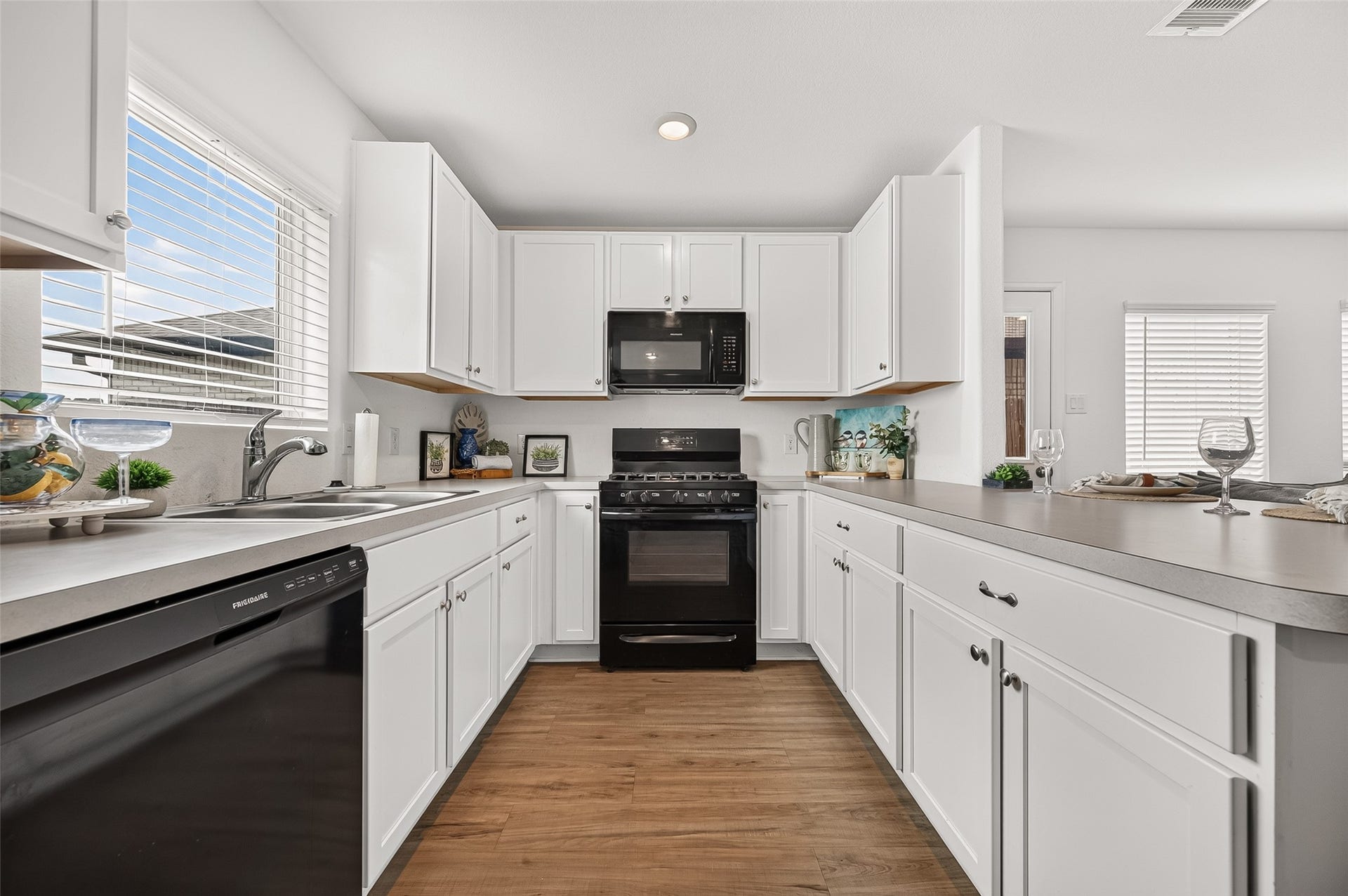 134 Austin Road, Angleton, TX 77515 Kitchen view 2