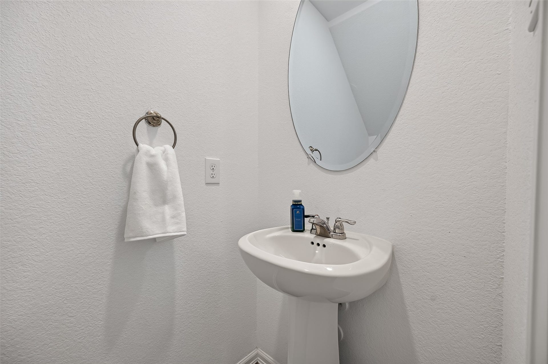 134 Austin Road, Angleton, TX 77515 Downstairs half bath