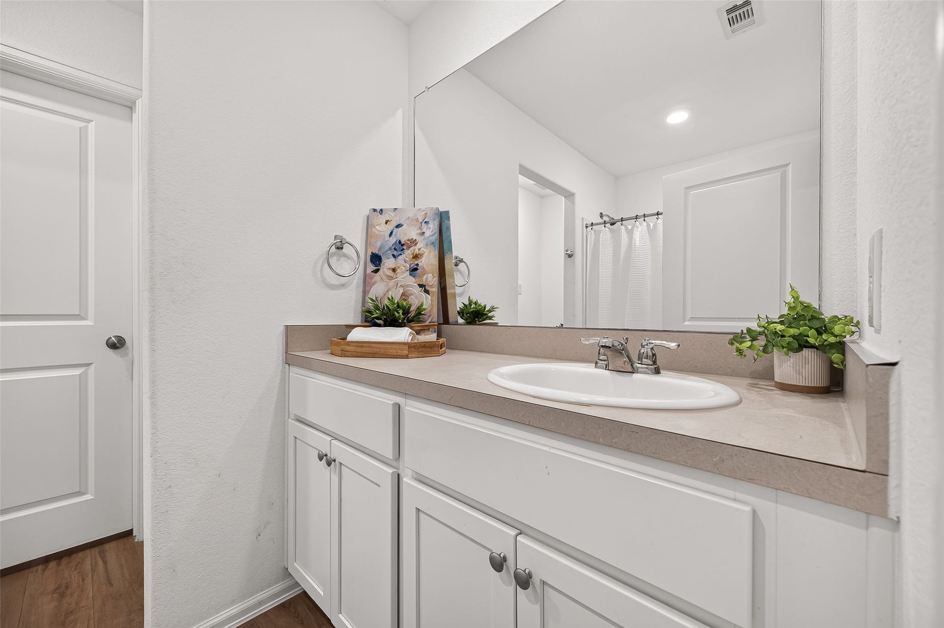 134 Austin Road, Angleton, TX 77515 Primary bathroom