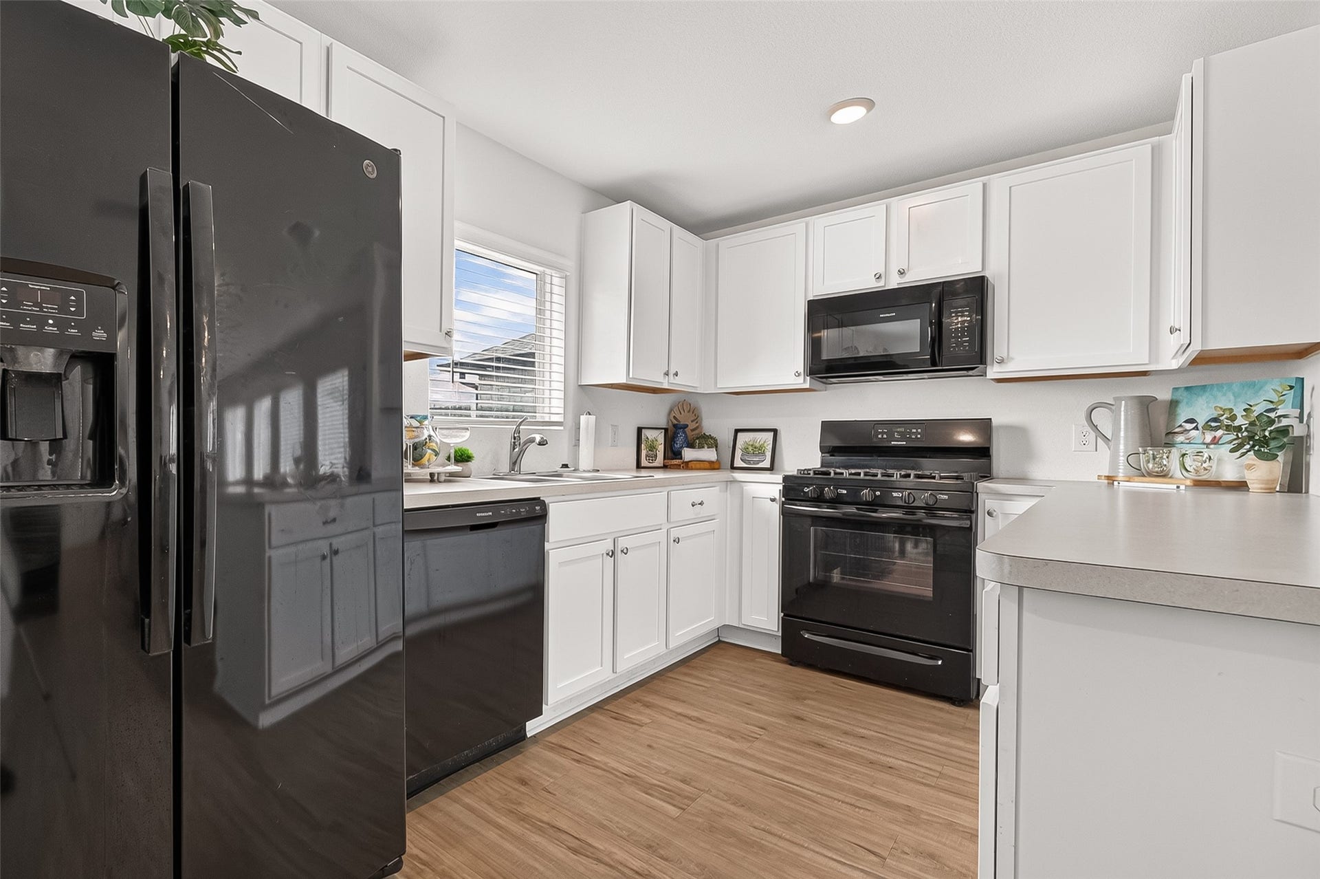 134 Austin Road, Angleton, TX 77515 Kitchen view
