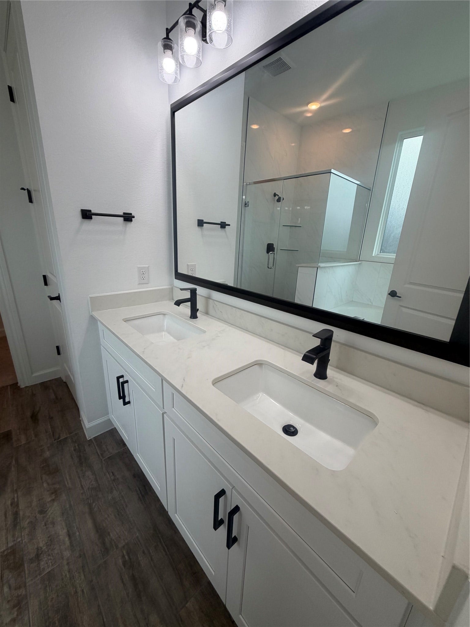 25302 Rothesay Lane, Katy, TX 77493 Spacious Primary Suite The primary bathroom features a relaxing soaking tub, separate shower