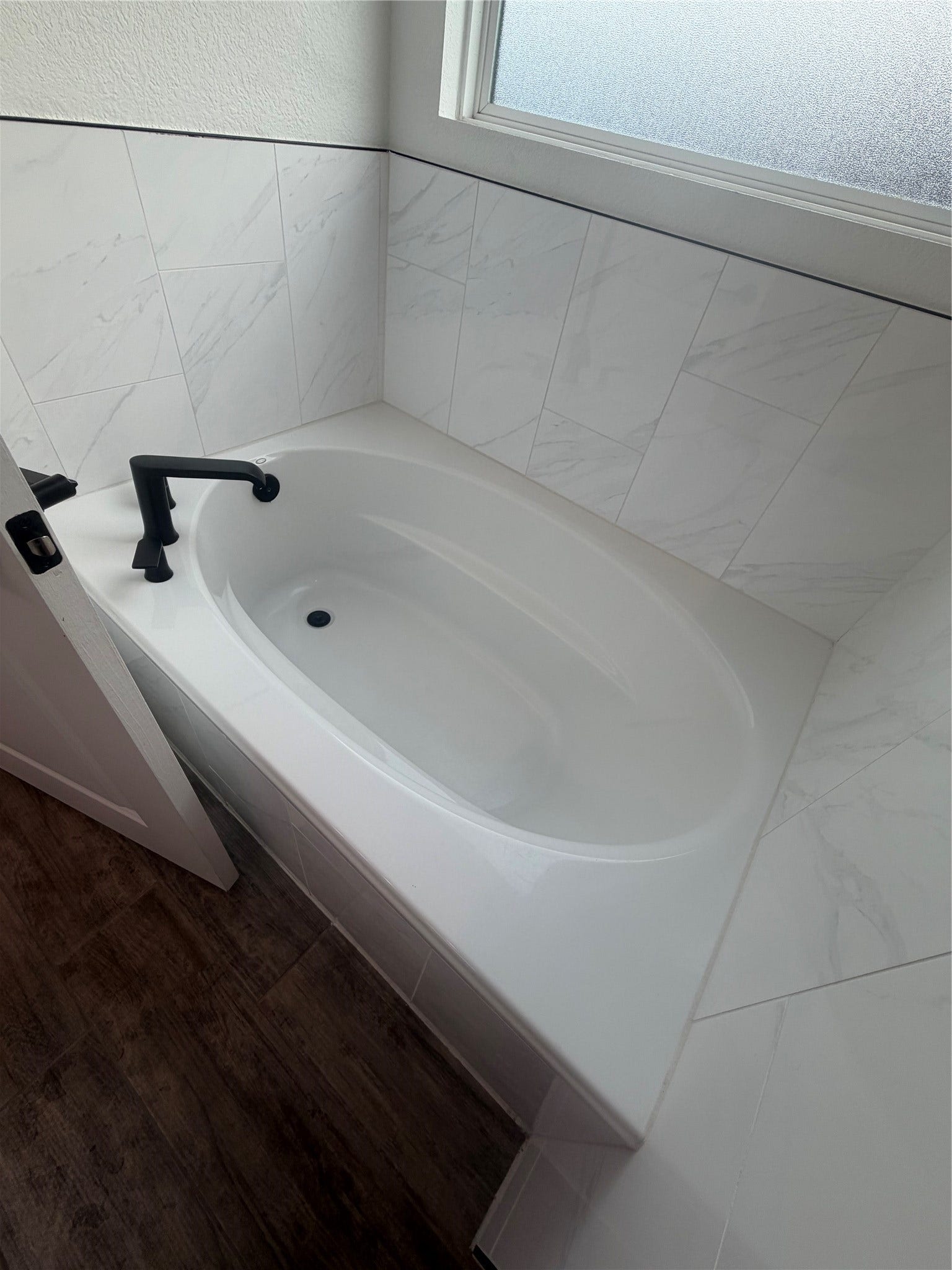 25302 Rothesay Lane, Katy, TX 77493 Spacious Primary Suite The primary bathroom features a relaxing soaking tub, separate shower