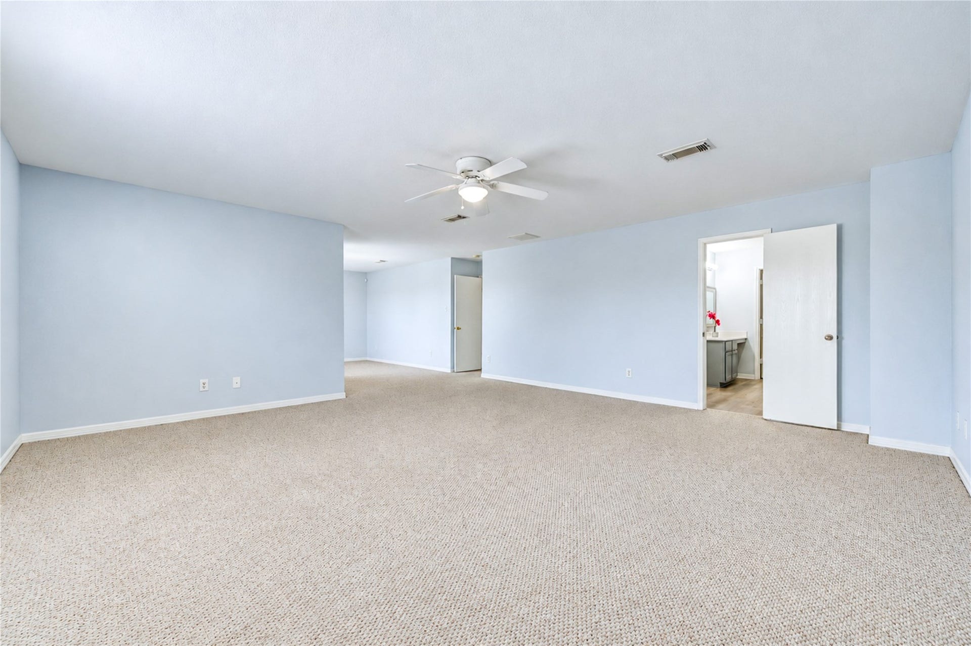 20910 Trenton Valley Lane, Katy, TX 77449 separate sitting area inside primary suite