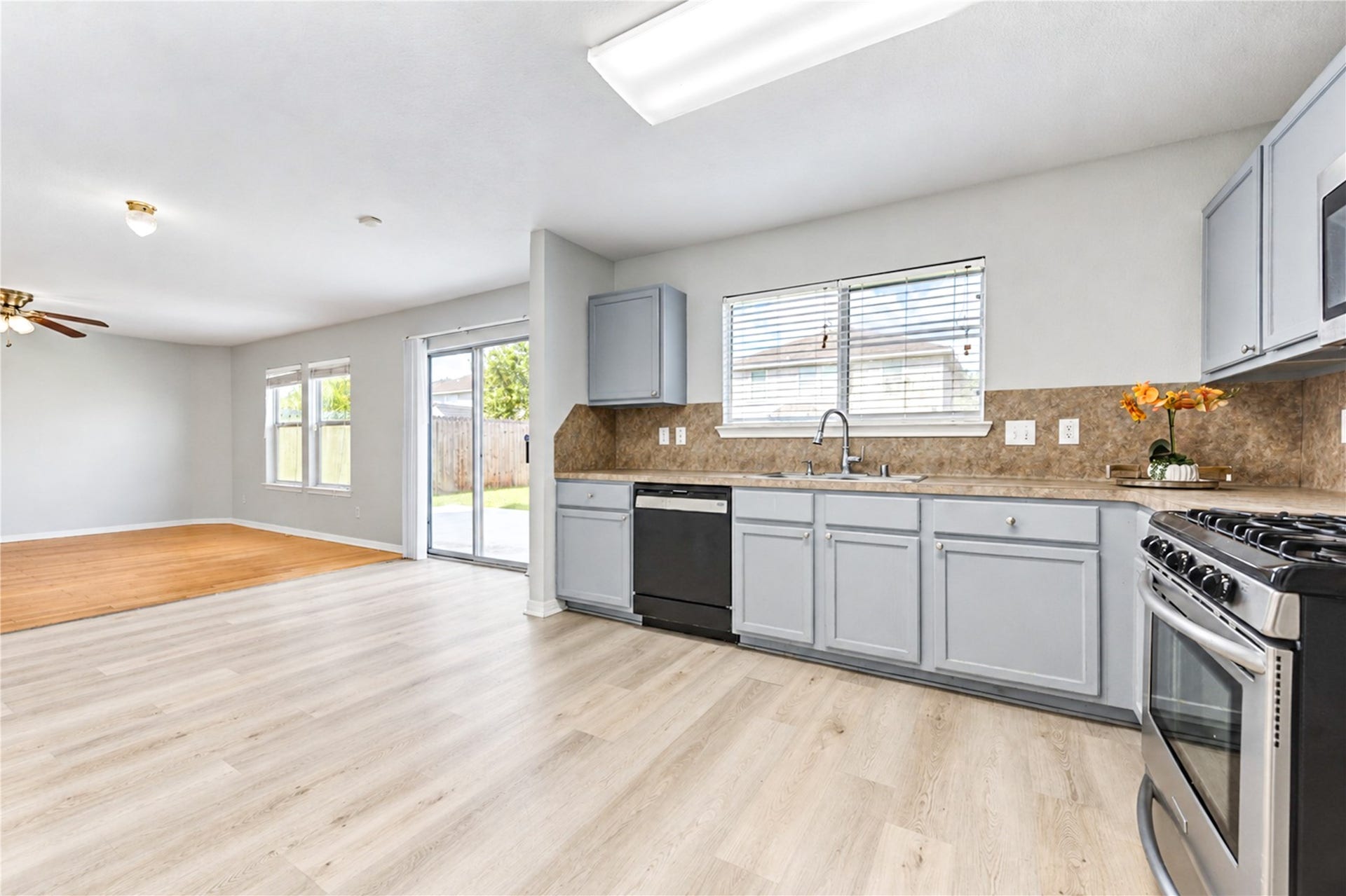 20910 Trenton Valley Lane, Katy, TX 77449 Open kitchen overlooking the main living area