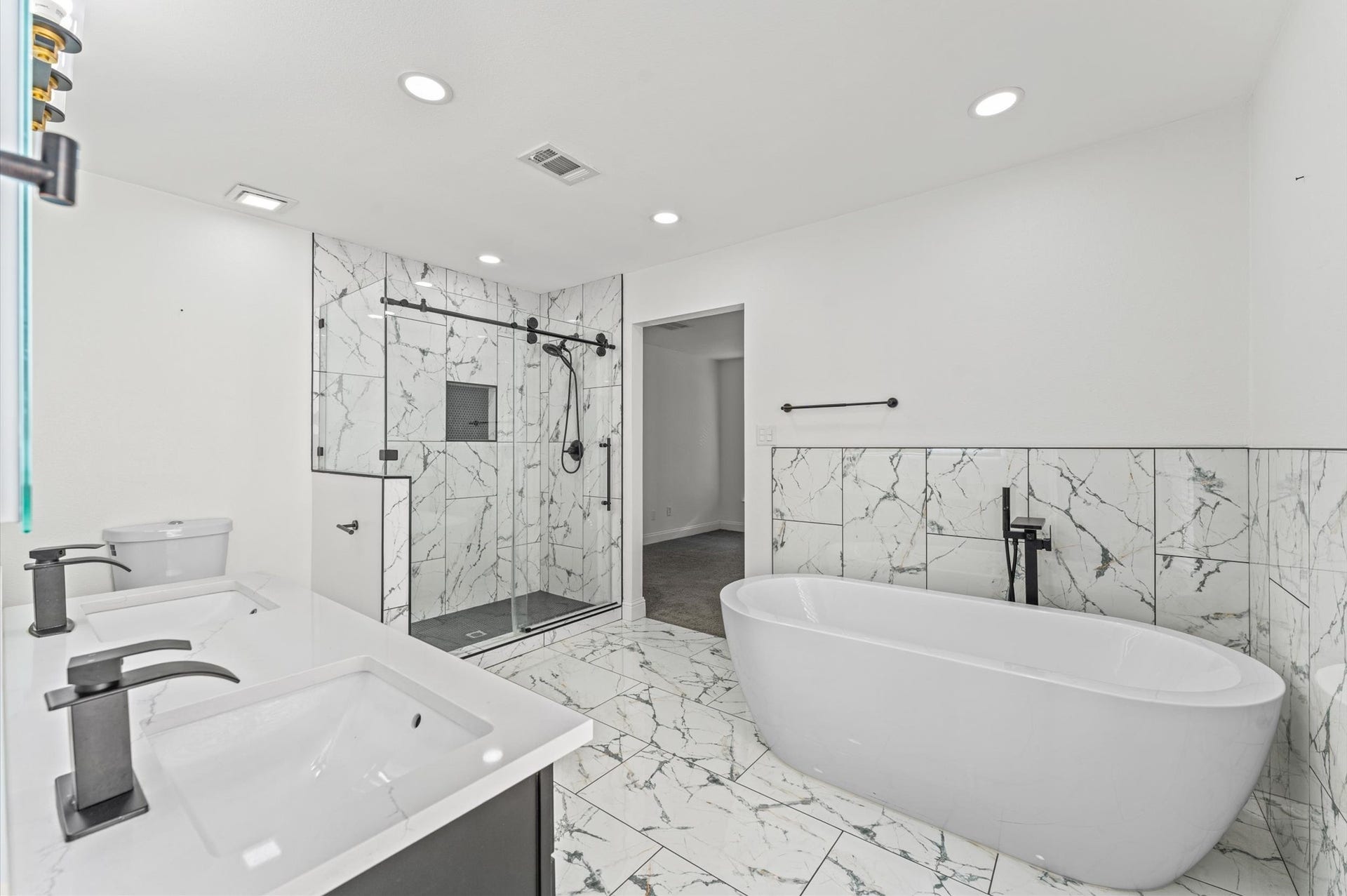 1118 Cheyenne Meadows Drive, Katy, TX 77450 Spacious Primary Bath features double sinks, a freestanding soaking tub, and a separate walk-in shower.